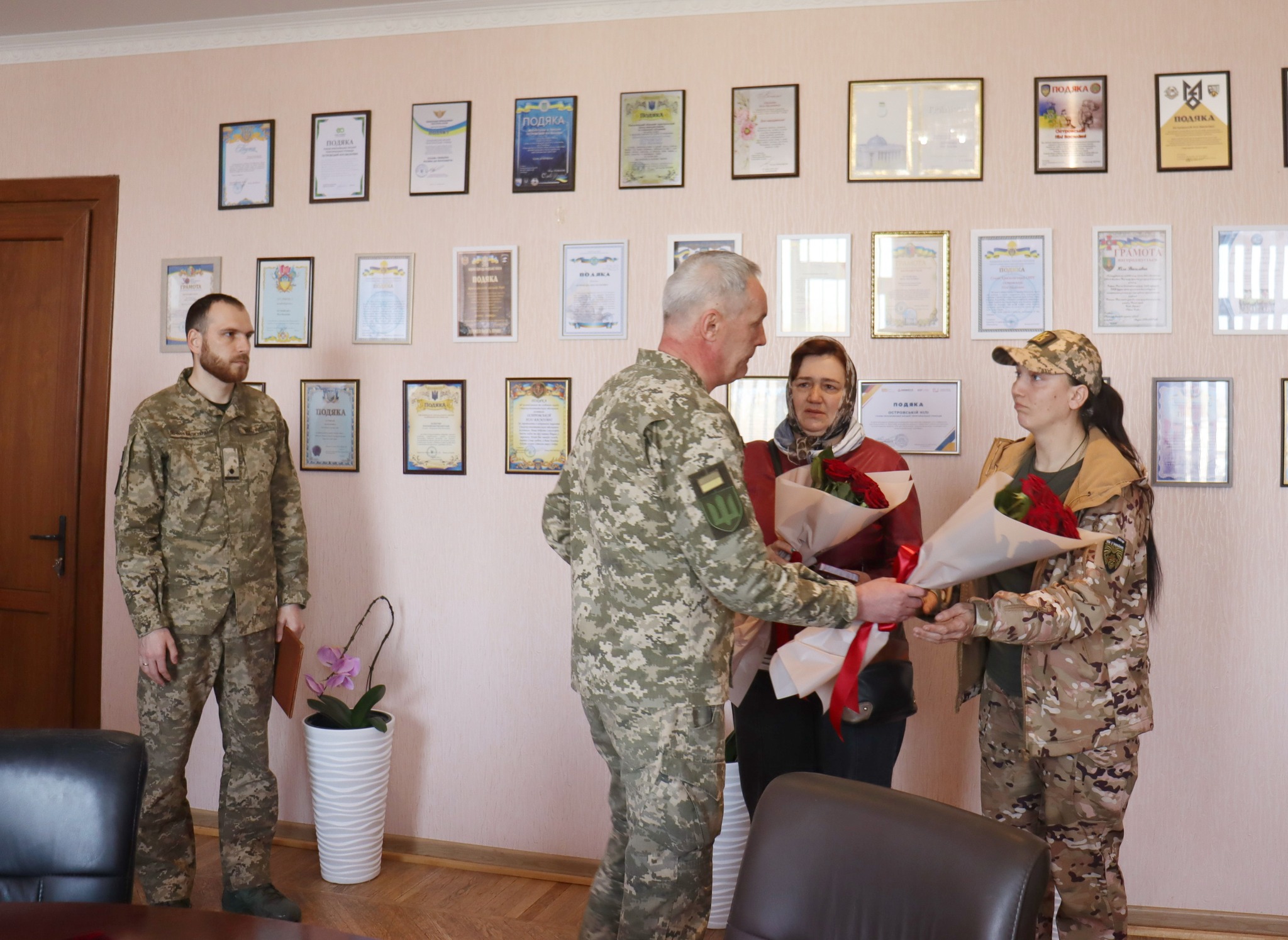 Новини Хмельницького - фото з Полеглих на війні десантників з Хмельниччини відзначили державними нагородами