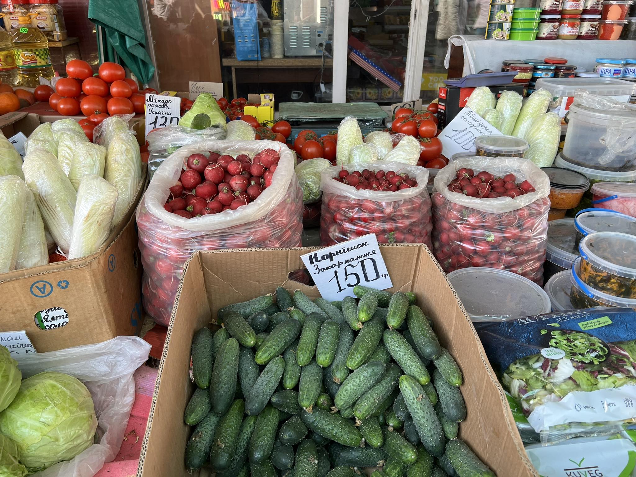 Новини Вінниці - фото з Ціни на перші овочі, ягоди і зелень. Дізналися, що по чому на ринку «Привокзальний»