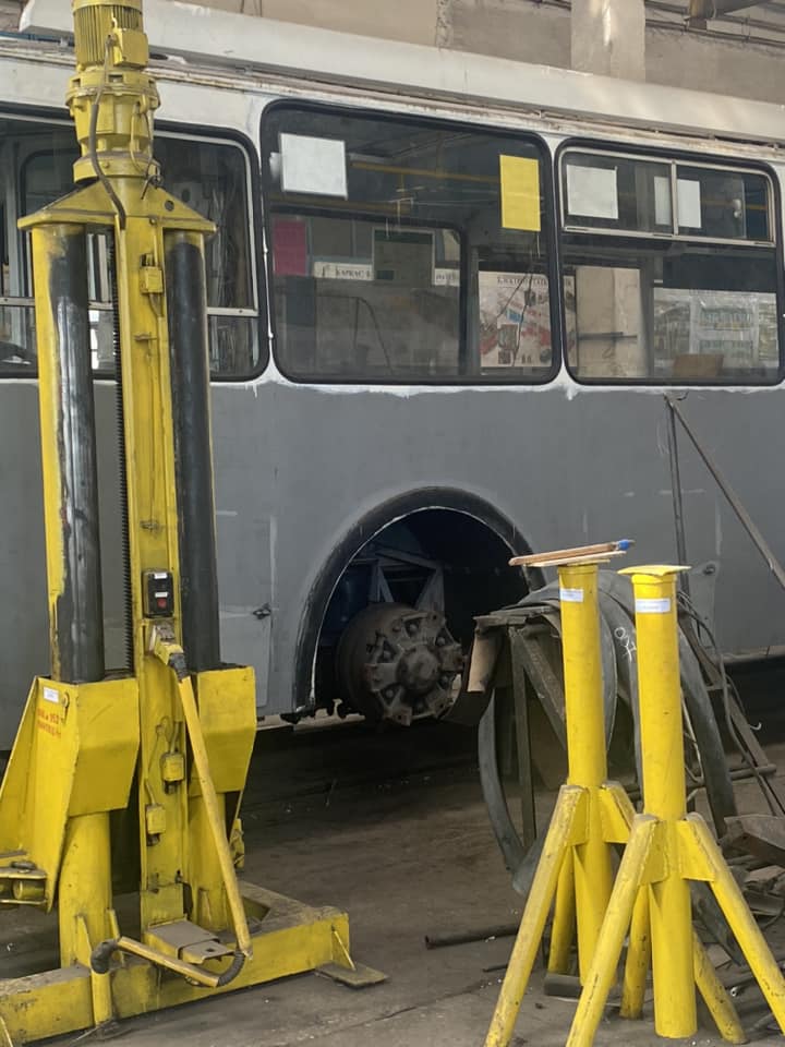 Новини Хмельницького - фото з У Хмельницькому двом тролейбусам роблять капремонт На зображенні може бути: трамвай та текст