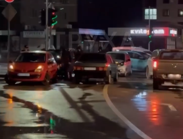 Новини Тернополя - фото з На проспекті Степана Бандери сталась аварія: зіштовхнулися дві автівки