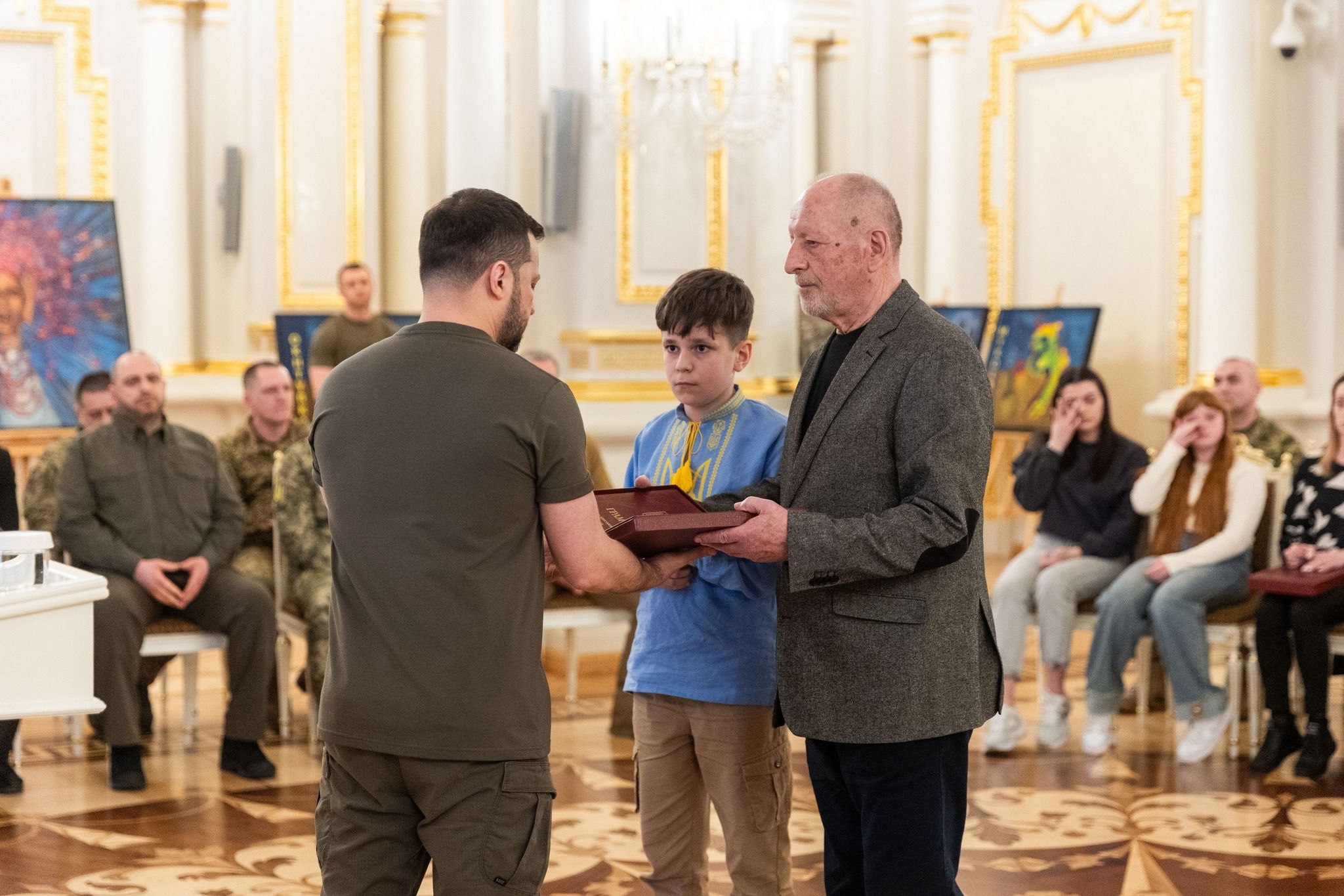 Новини Тернополя - фото з Зеленський вручив орден «Золота Зірка»  рідним Віталія Дереха та Сергія Короля з Тернополя