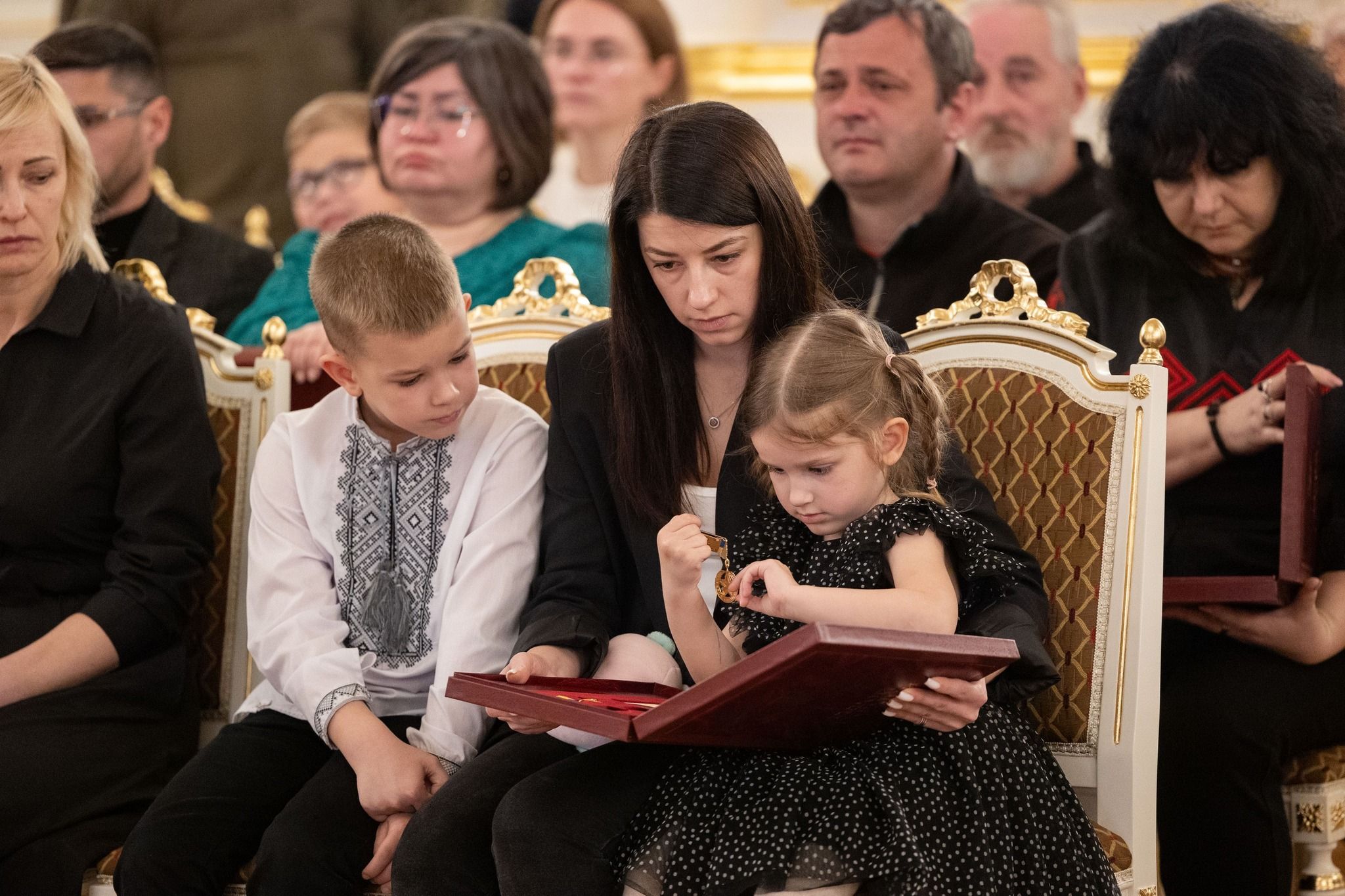 Новини Тернополя - фото з Зеленський вручив орден «Золота Зірка»  рідним Віталія Дереха та Сергія Короля з Тернополя