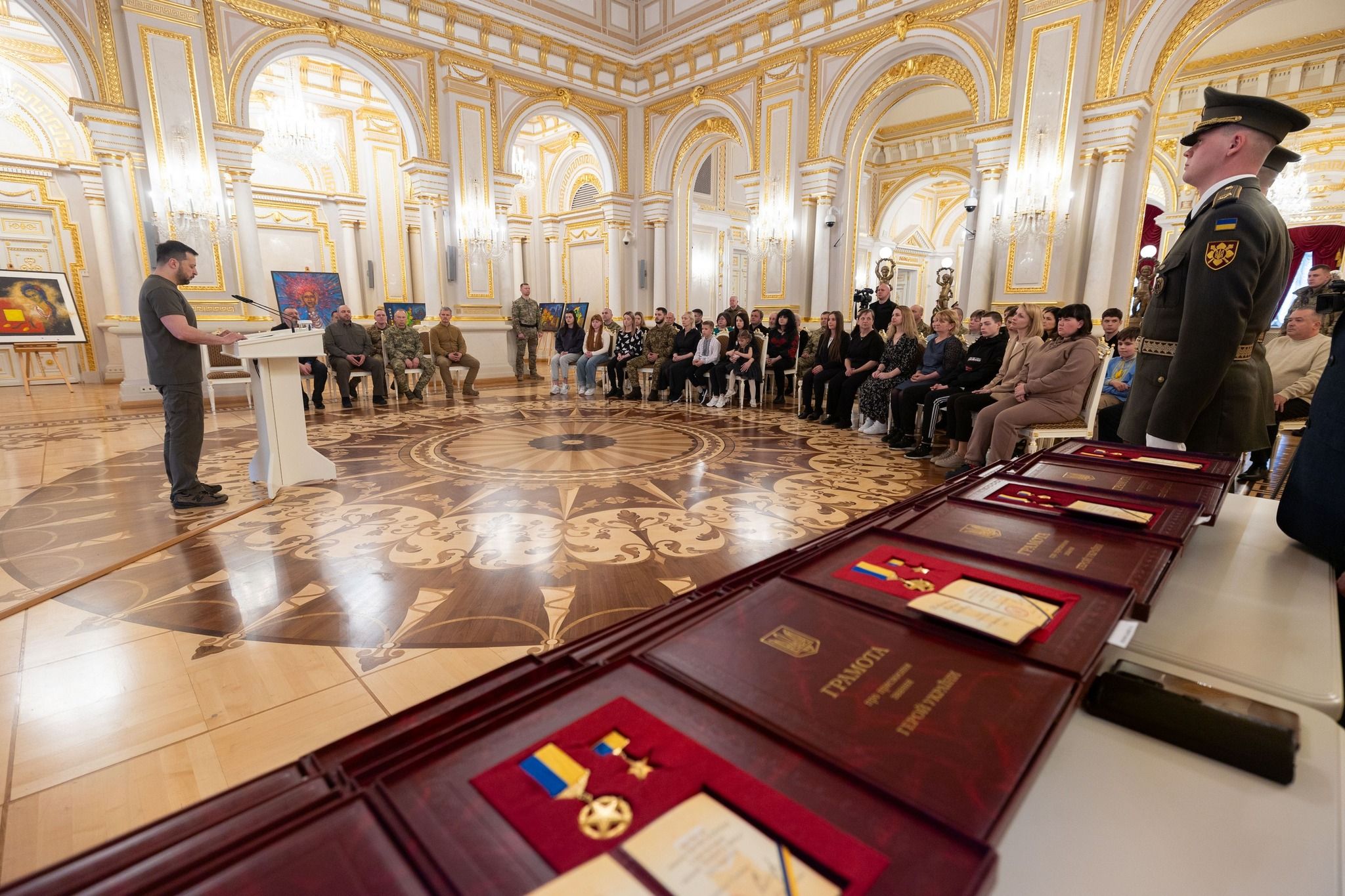 Новини Тернополя - фото з Зеленський вручив орден «Золота Зірка»  рідним Віталія Дереха та Сергія Короля з Тернополя