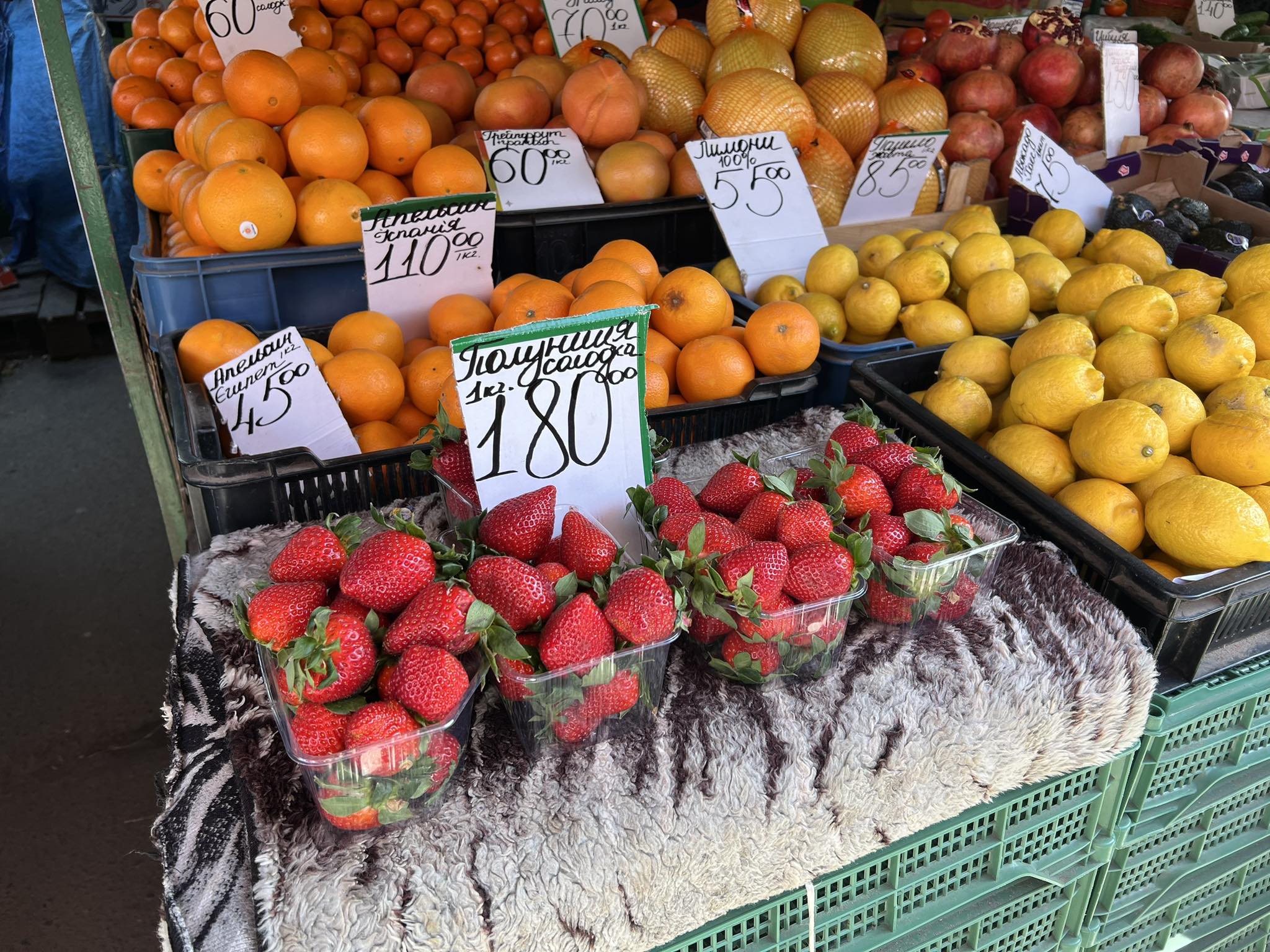 Новини Вінниці - фото з Ціни на перші овочі, ягоди і зелень. Дізналися, що по чому на ринку «Привокзальний»