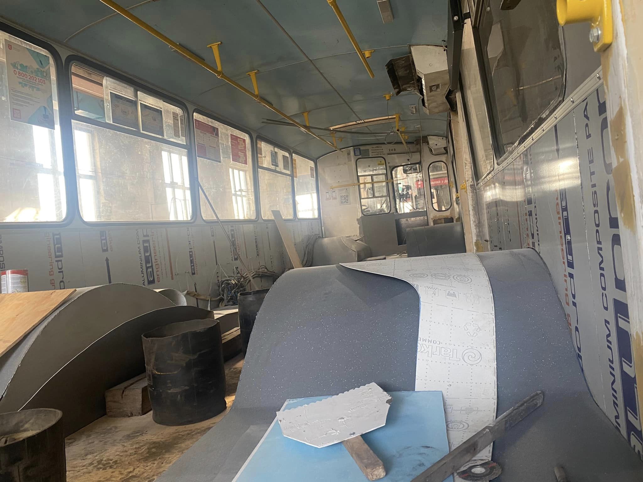 Новини Хмельницького - фото з У Хмельницькому двом тролейбусам роблять капремонт Немає опису світлини.