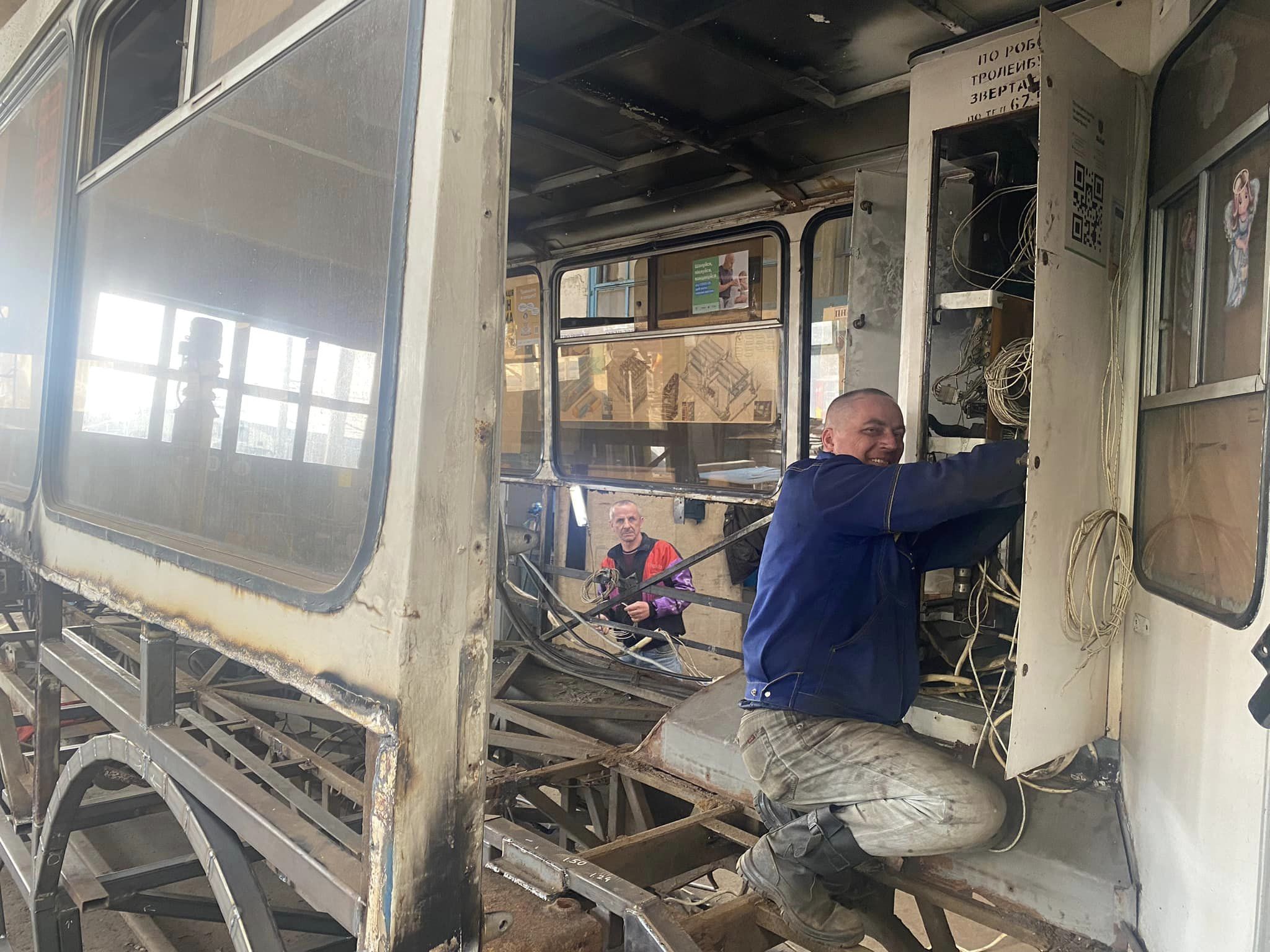 Новини Хмельницького - фото з У Хмельницькому двом тролейбусам роблять капремонт На зображенні може бути: 2 людини, потяг, канатна дорога та ливарня