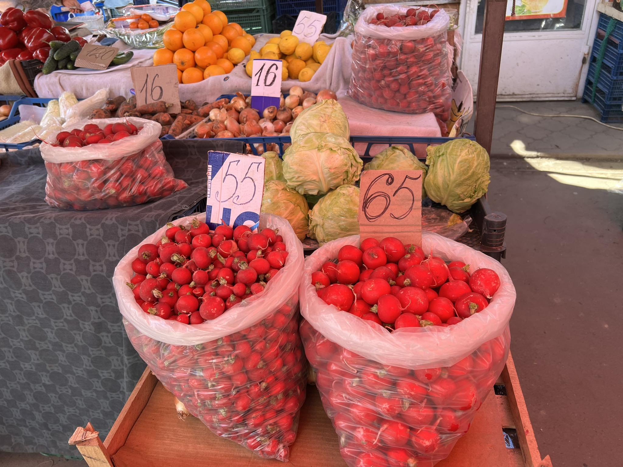 Новини Вінниці - фото з Ціни на перші овочі, ягоди і зелень. Дізналися, що по чому на ринку «Привокзальний»