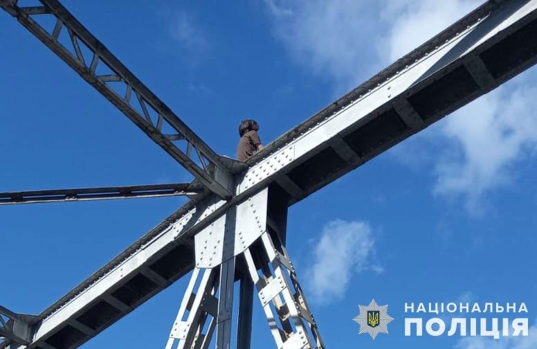 Новини Тернополя - фото з Офіцер громади врятував життя 15-річного хлопця, який хотів стрибнути з моста