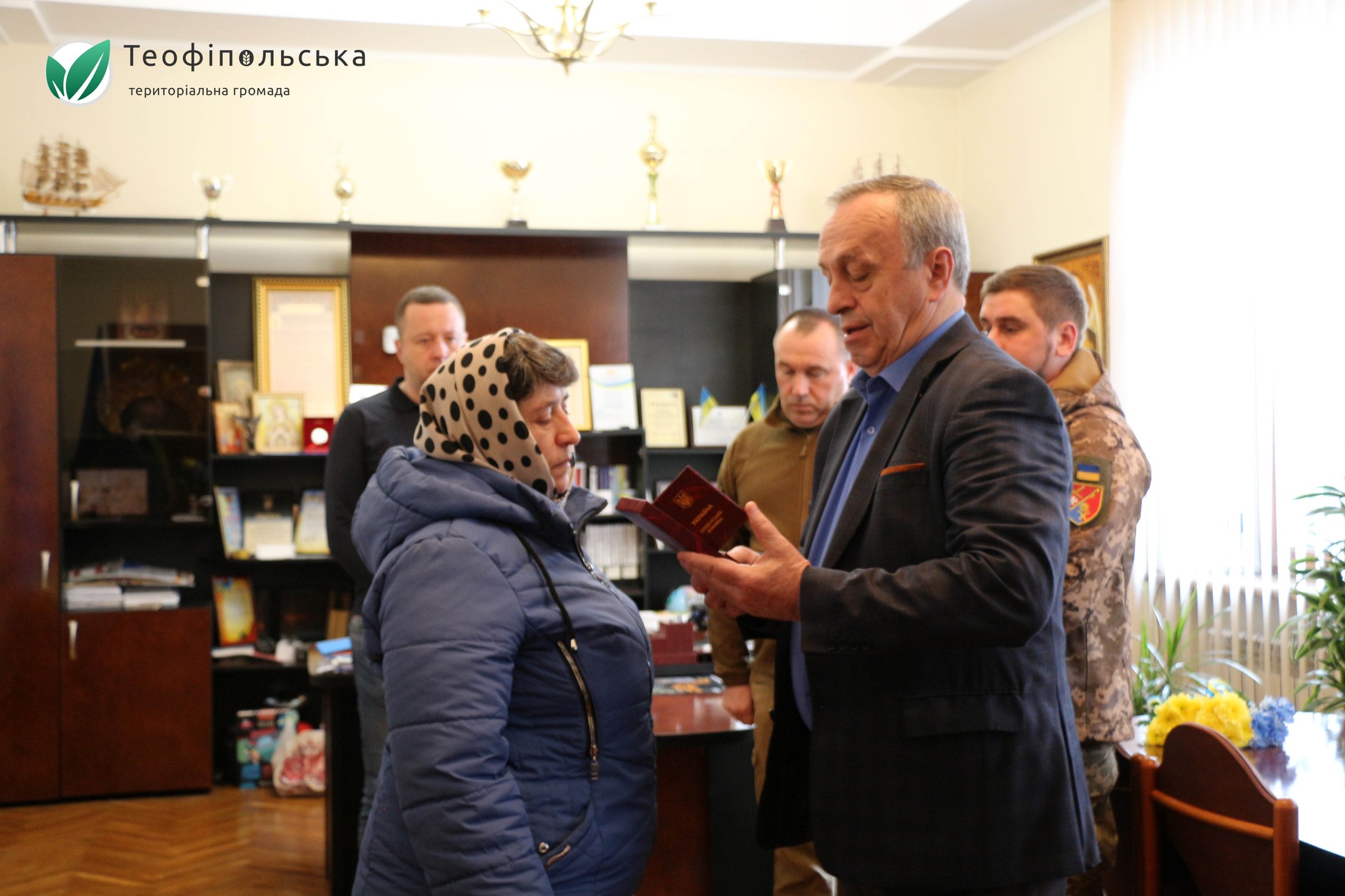 На зображенні може бути: 3 людини та текст