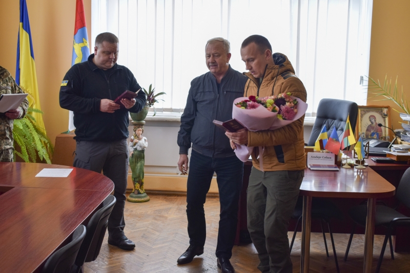 Новини Хмельницького - фото з Високими державними відзнаками нагородили полеглих десантників з Хмельниччини
