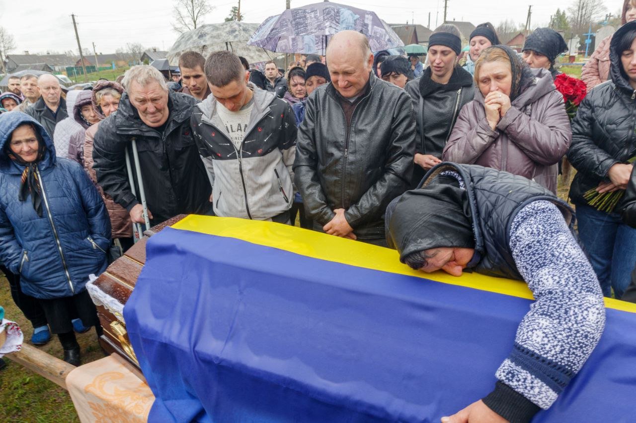 Новини Хмельницького - фото з Поховали через два роки після загибелі: на Хмельниччині попрощалися з Володимиром Гізімчуком