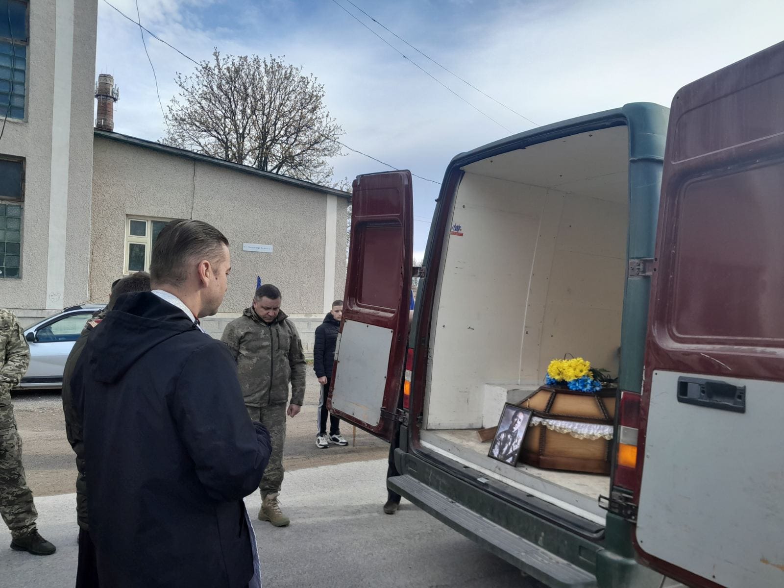 Новини Тернополя - фото з Повернувся «на щиті»: живим коридором та зі сльозами зустріли воїна на Тернопільщині