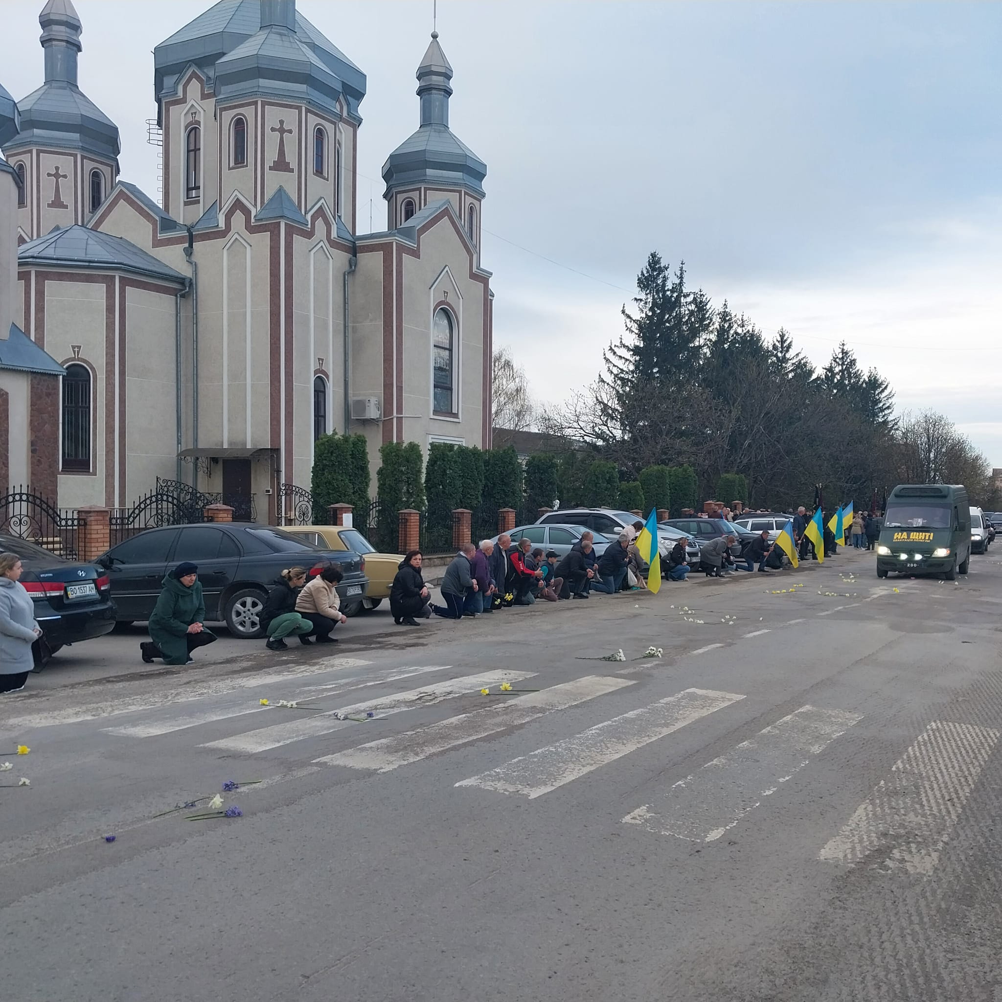 Новини Тернополя - фото з Повернувся «на щиті»: живим коридором та зі сльозами зустріли воїна на Тернопільщині