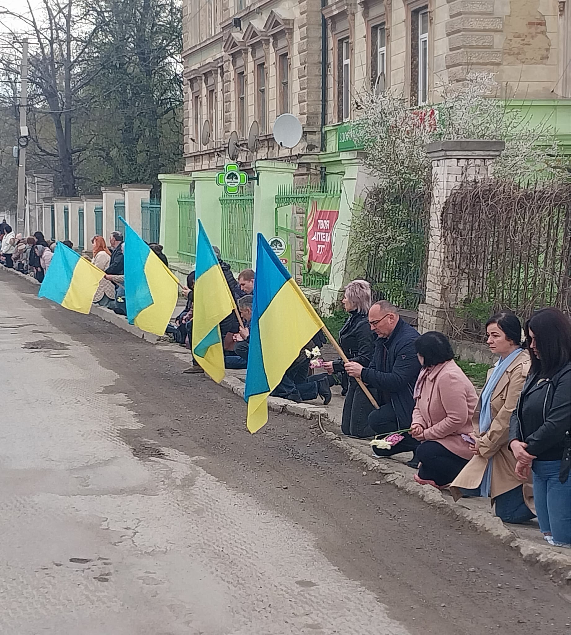 Новини Тернополя - фото з Повернувся «на щиті»: живим коридором та зі сльозами зустріли воїна на Тернопільщині