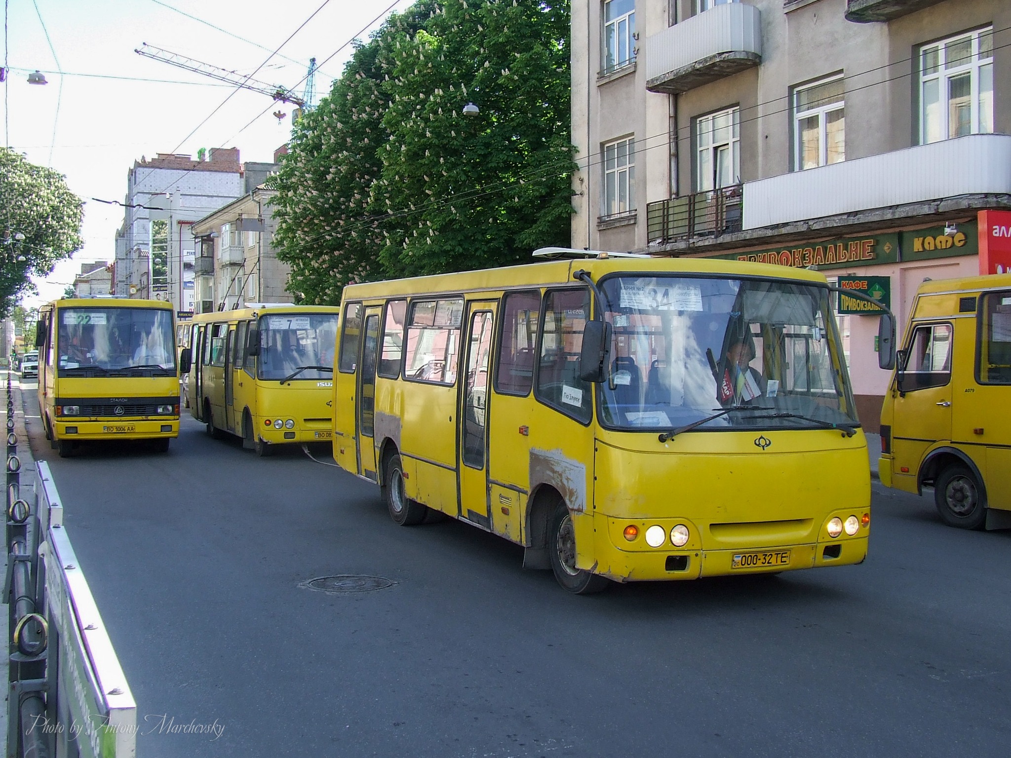 На зображенні може бути: 1 особа, трамвай, канатна дорога, вулиця та текст