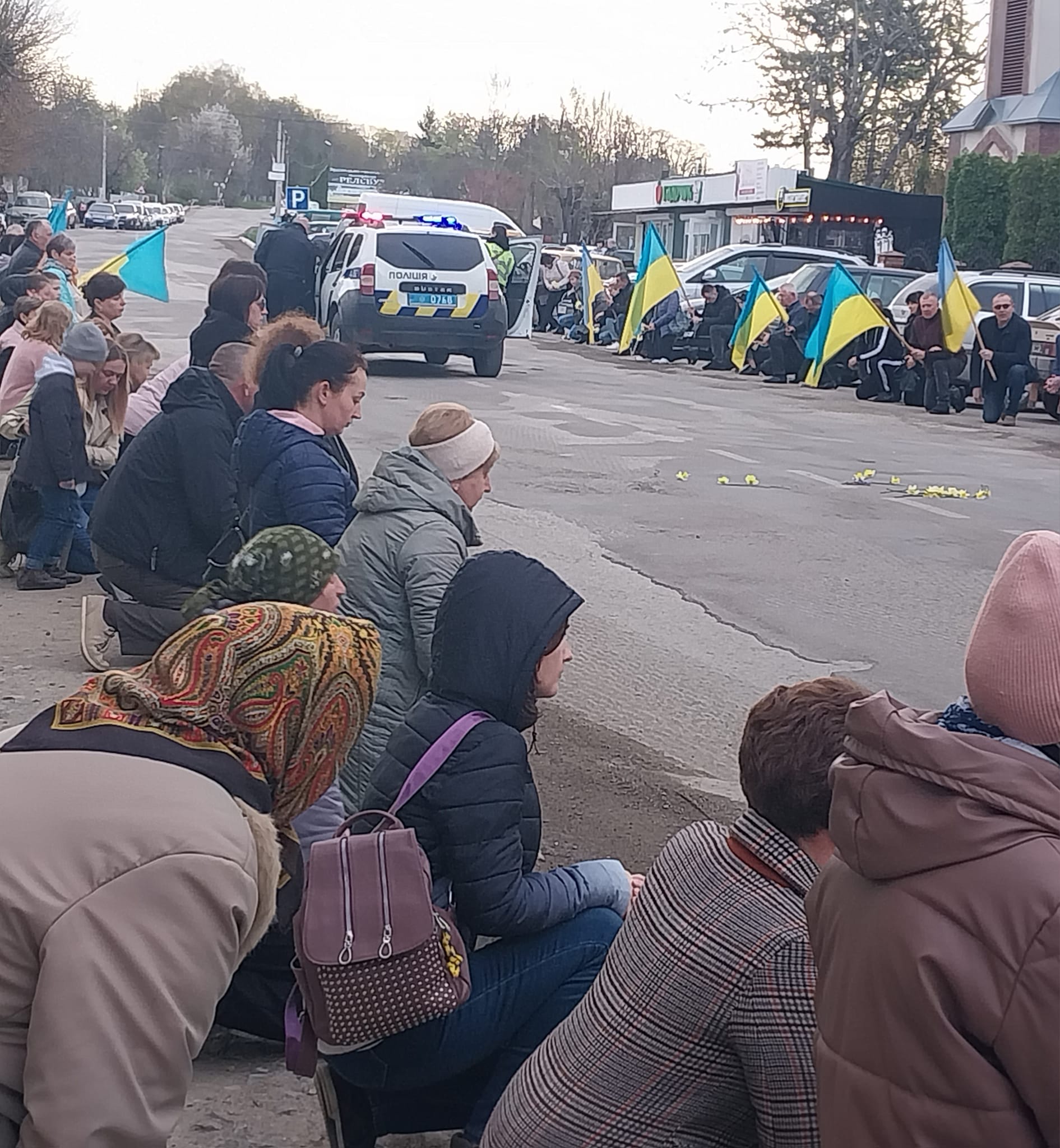 Новини Тернополя - фото з Повернувся «на щиті»: живим коридором та зі сльозами зустріли воїна на Тернопільщині