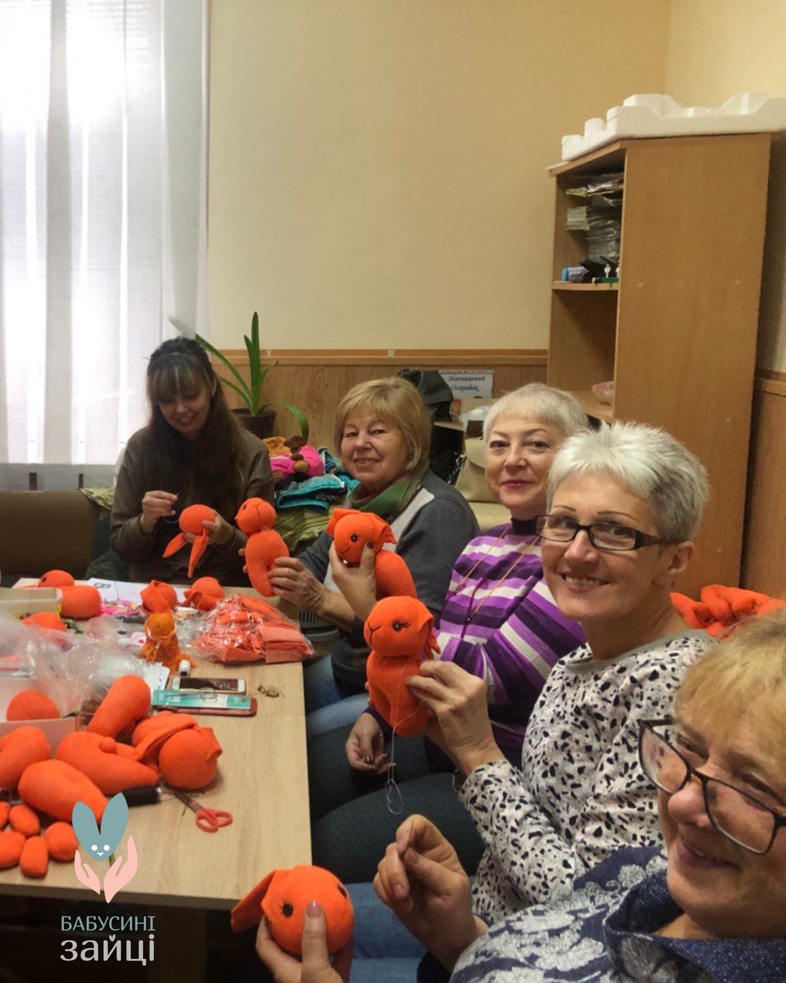Новини Тернополя - фото з Бабусині зайці: чортків'янки "срібного віку" шиють іграшки, щоб підтримати дітей війни