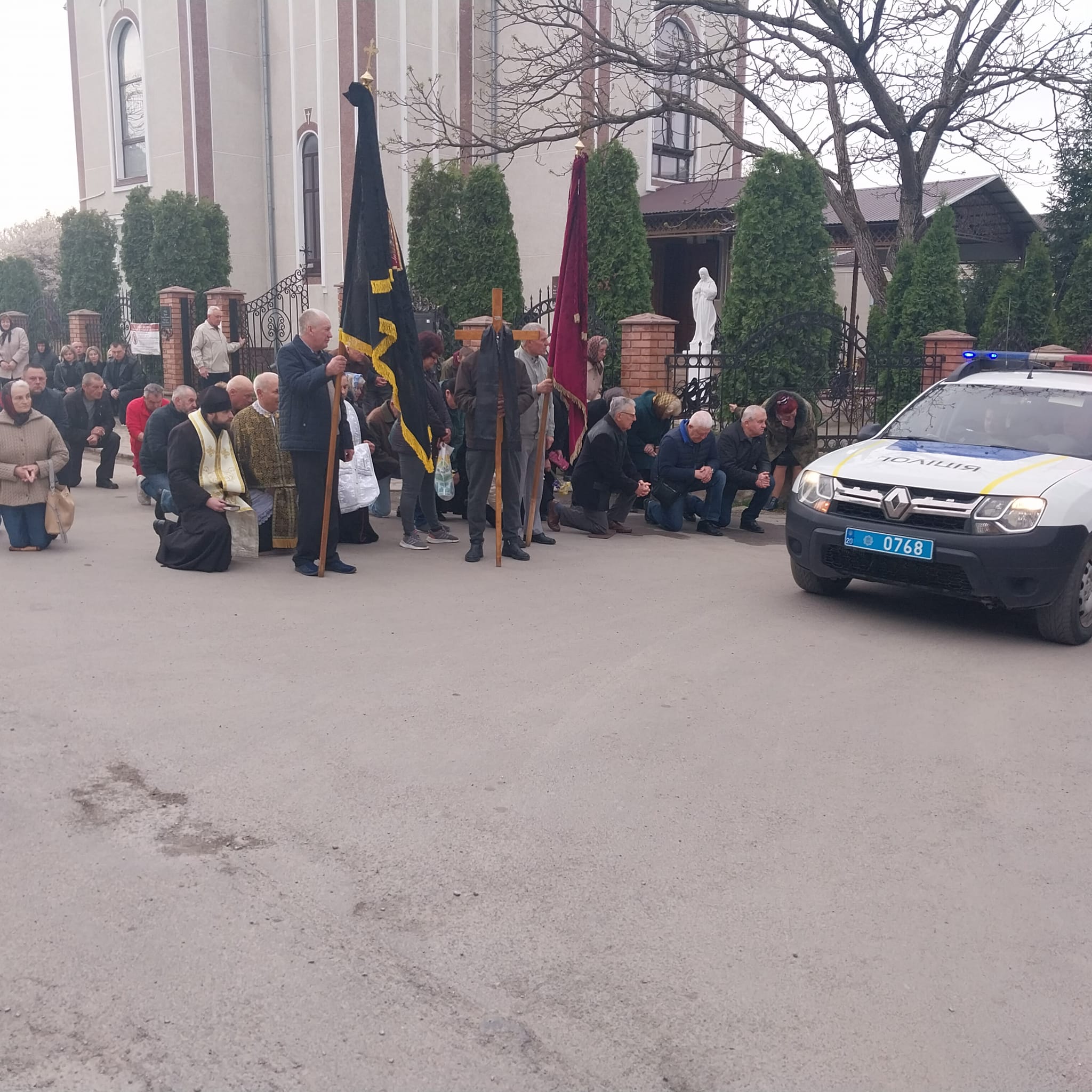 Новини Тернополя - фото з Повернувся «на щиті»: живим коридором та зі сльозами зустріли воїна на Тернопільщині