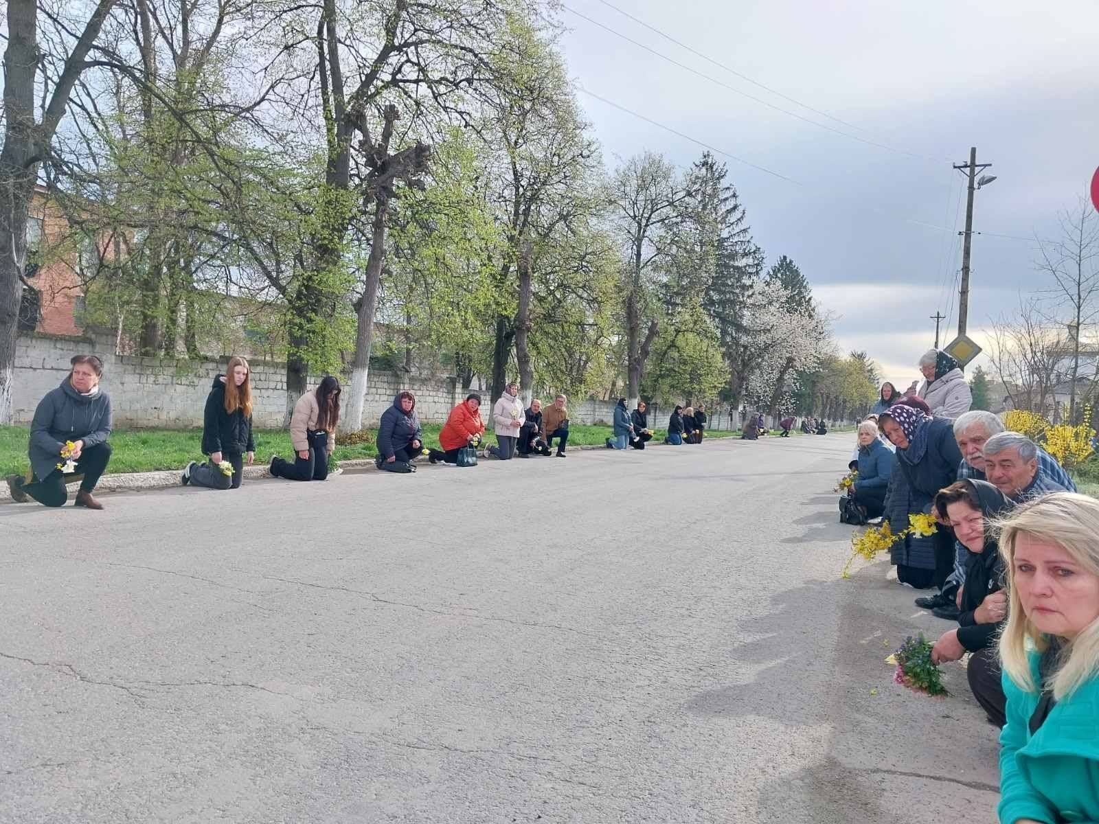 Новини Тернополя - фото з Повернувся «на щиті»: живим коридором та зі сльозами зустріли воїна на Тернопільщині