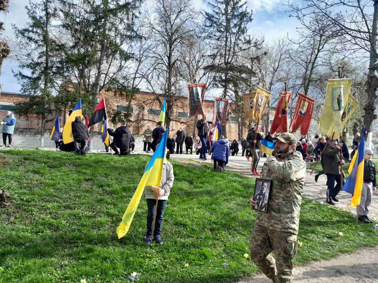 Новини Тернополя - фото з Повернувся «на щиті»: живим коридором та зі сльозами зустріли воїна на Тернопільщині