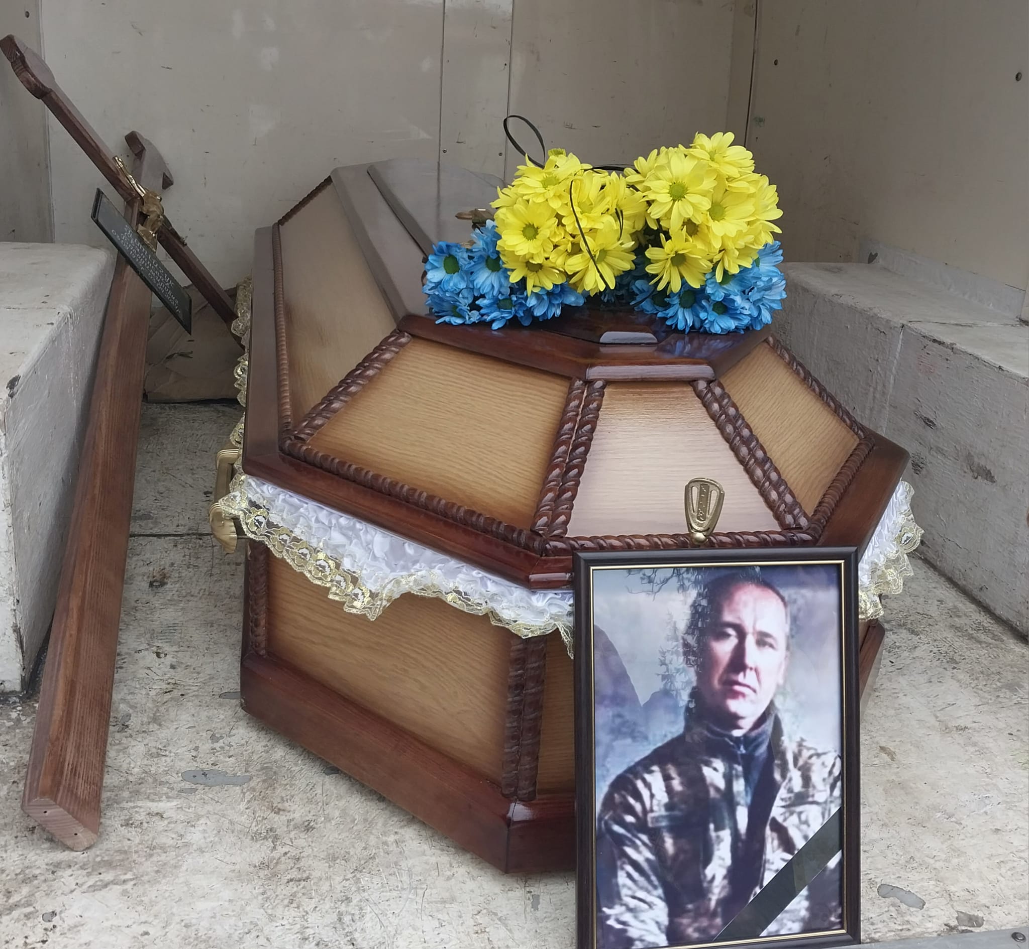 Новини Тернополя - фото з Повернувся «на щиті»: живим коридором та зі сльозами зустріли воїна на Тернопільщині