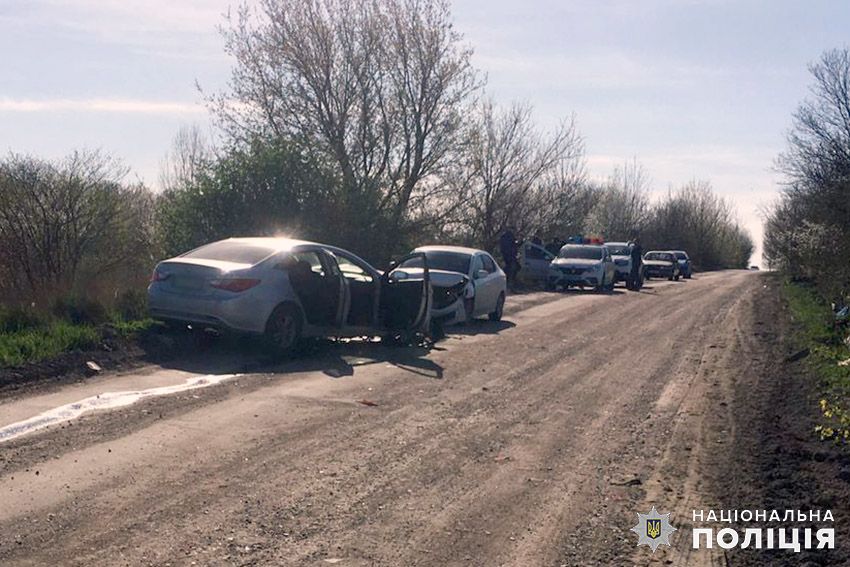 Новини Хмельницького - фото з ДТП з потерпілими на Хмельниччині: неповнолітній за кермом, дитина в лікарні