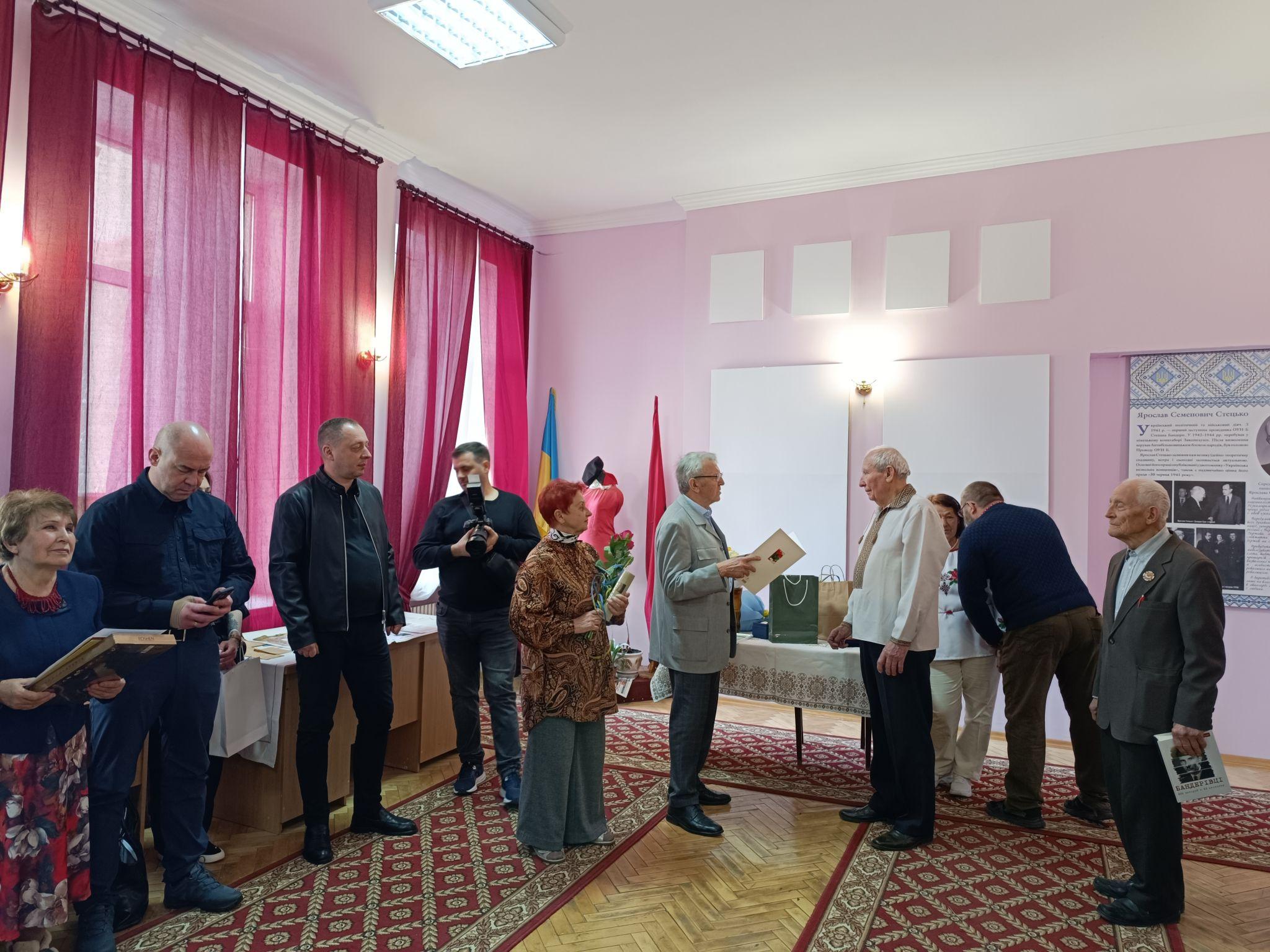 Новини Тернополя - фото з Голові тернопільського Товариства політв’язнів Дем'яну Чернецю – 80 років. Як привітали ювіляра?