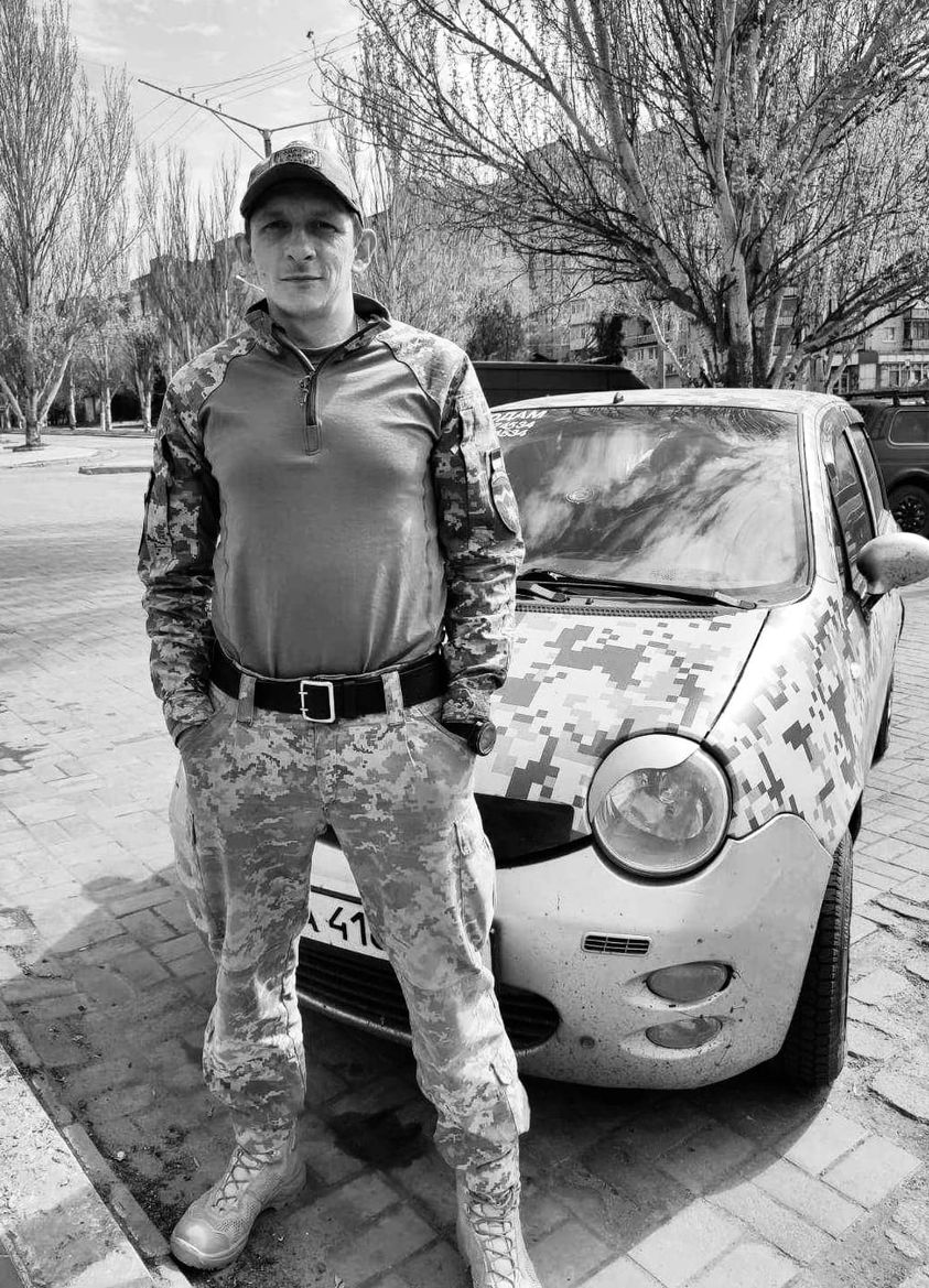 Новини Тернополя - фото з Тернопільщина втратила захисників Ярослава Пелехатого, Олега Мручка, Михайла Тріпника Можливо, це чорно-біле зображення 1 особа та автомобіль