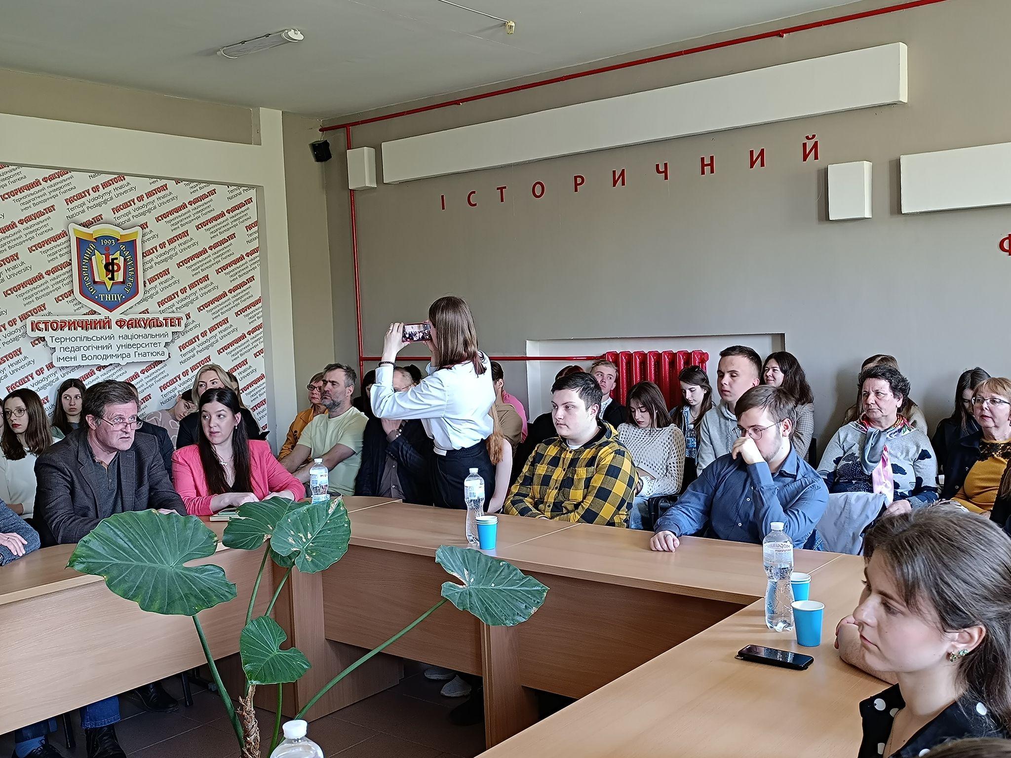 Новини Тернополя - фото з На презентації книги Любомира Крупи одногрупники і викладачі поділилися спогадами про нього