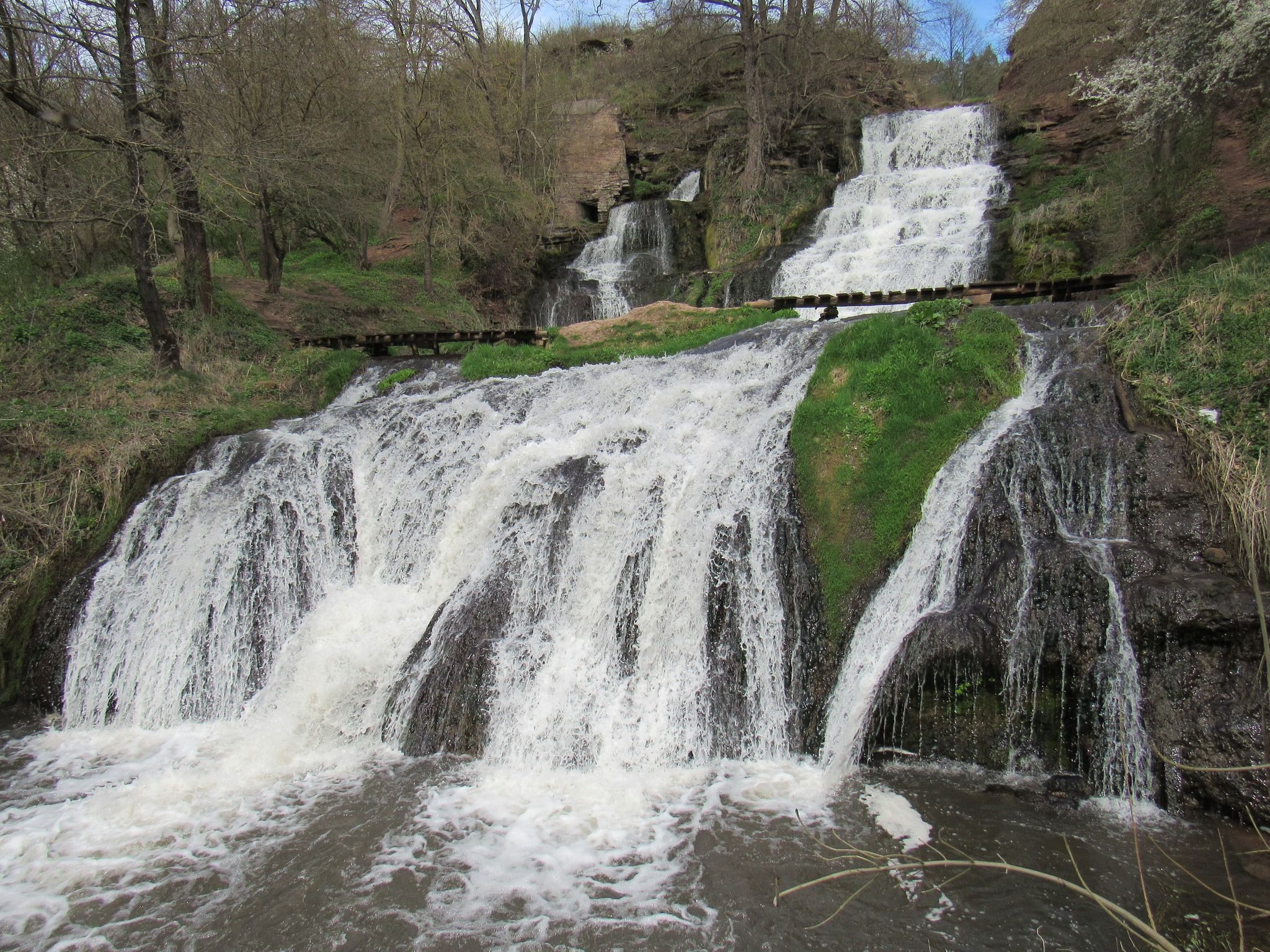 Новини Тернополя - фото з Територію біля Джуринського водоспаду прибрали до початку туристичного сезону