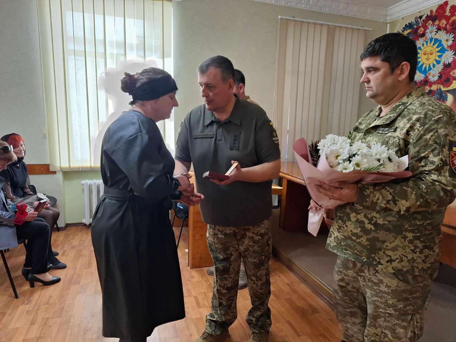 Новини Хмельницького - фото з Рідним дев’ятьох військових з Кам’янеччини вручили посмертні нагороди Возможно, это изображение 4 человека