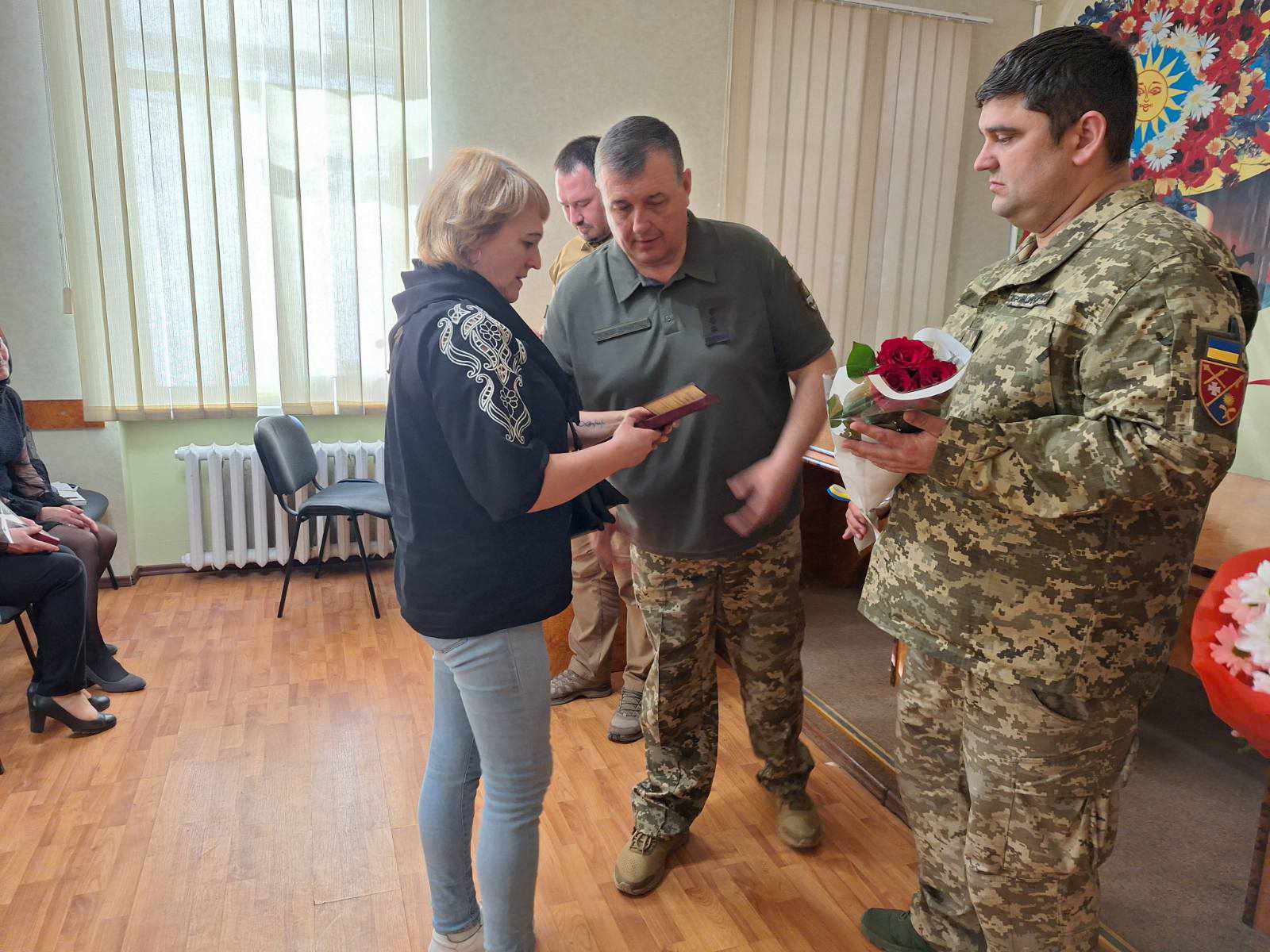 Новини Хмельницького - фото з Рідним дев’ятьох військових з Кам’янеччини вручили посмертні нагороди Возможно, это изображение 4 человека