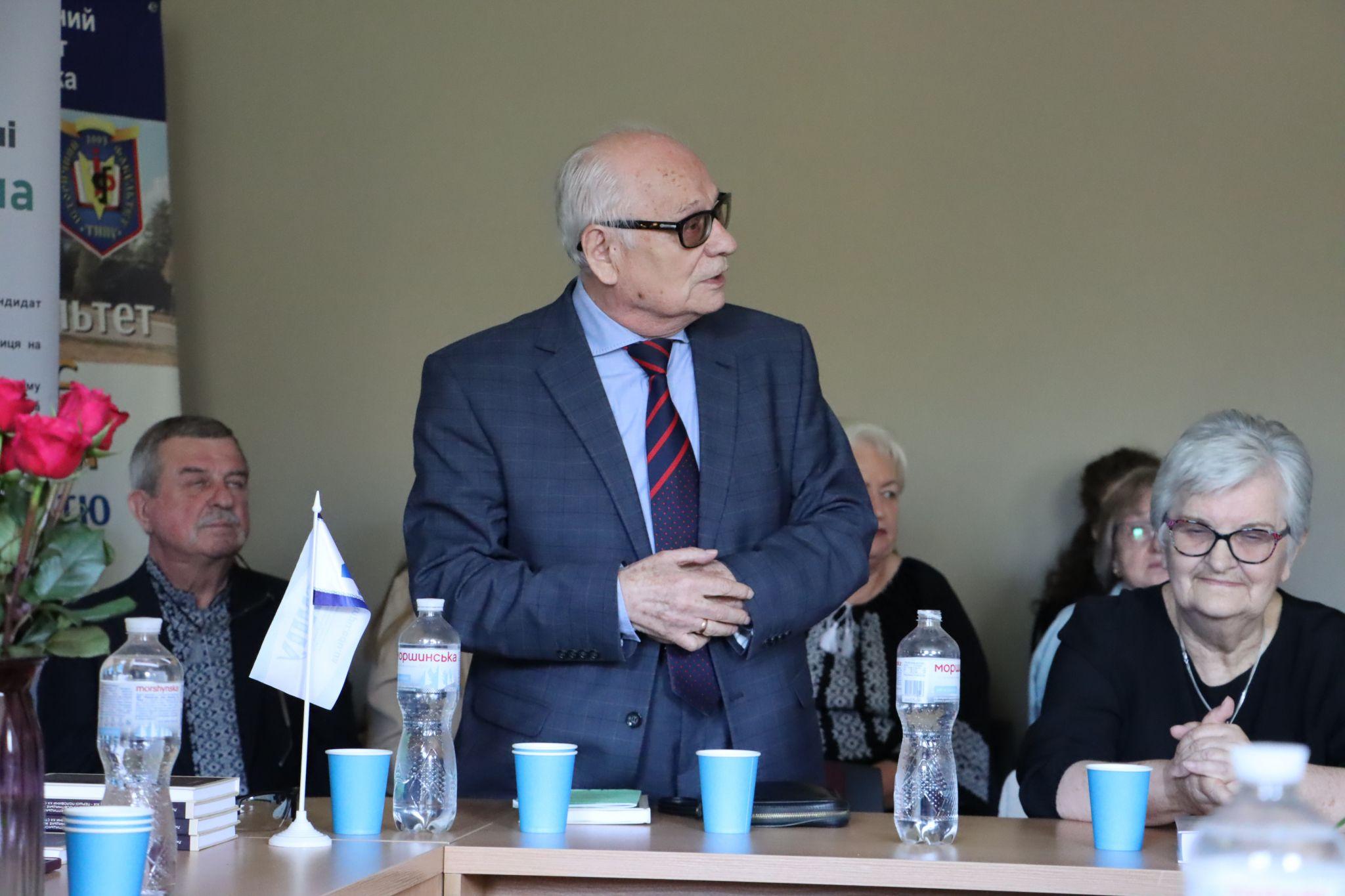 Новини Тернополя - фото з На презентації книги Любомира Крупи одногрупники і викладачі поділилися спогадами про нього