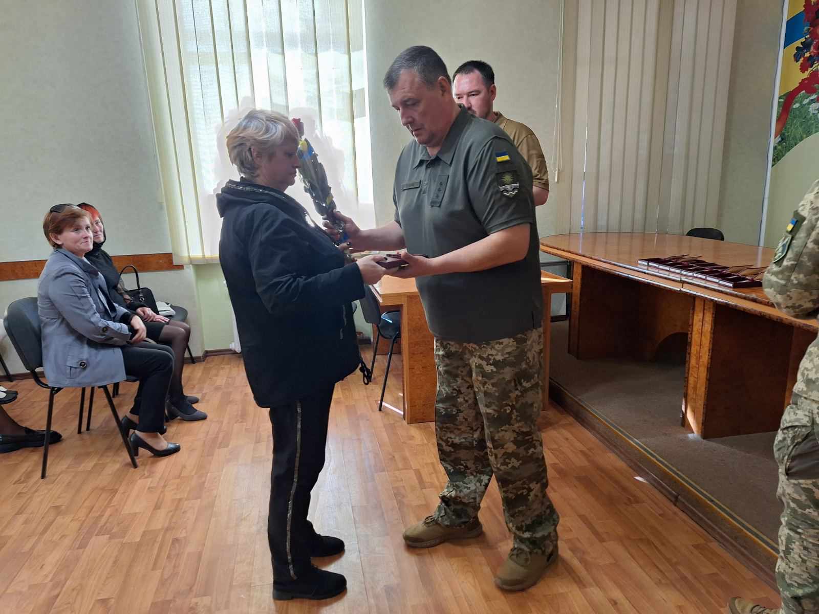 Новини Хмельницького - фото з Рідним дев’ятьох військових з Кам’янеччини вручили посмертні нагороди Возможно, это изображение 3 человека