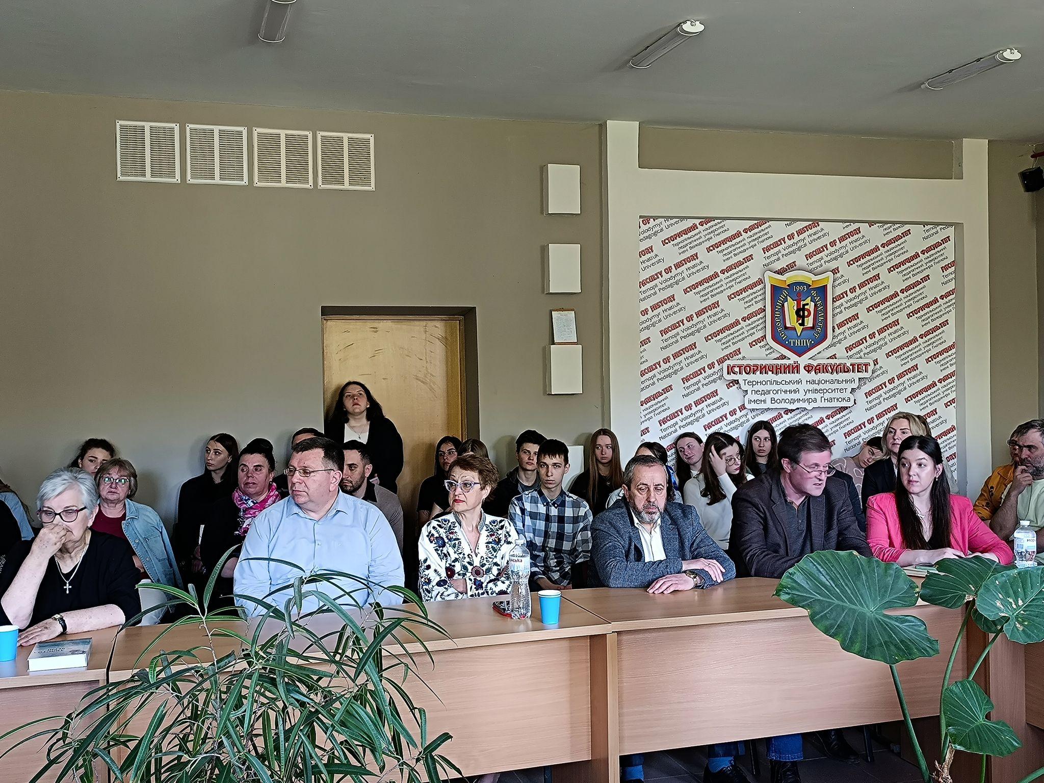 Новини Тернополя - фото з На презентації книги Любомира Крупи одногрупники і викладачі поділилися спогадами про нього