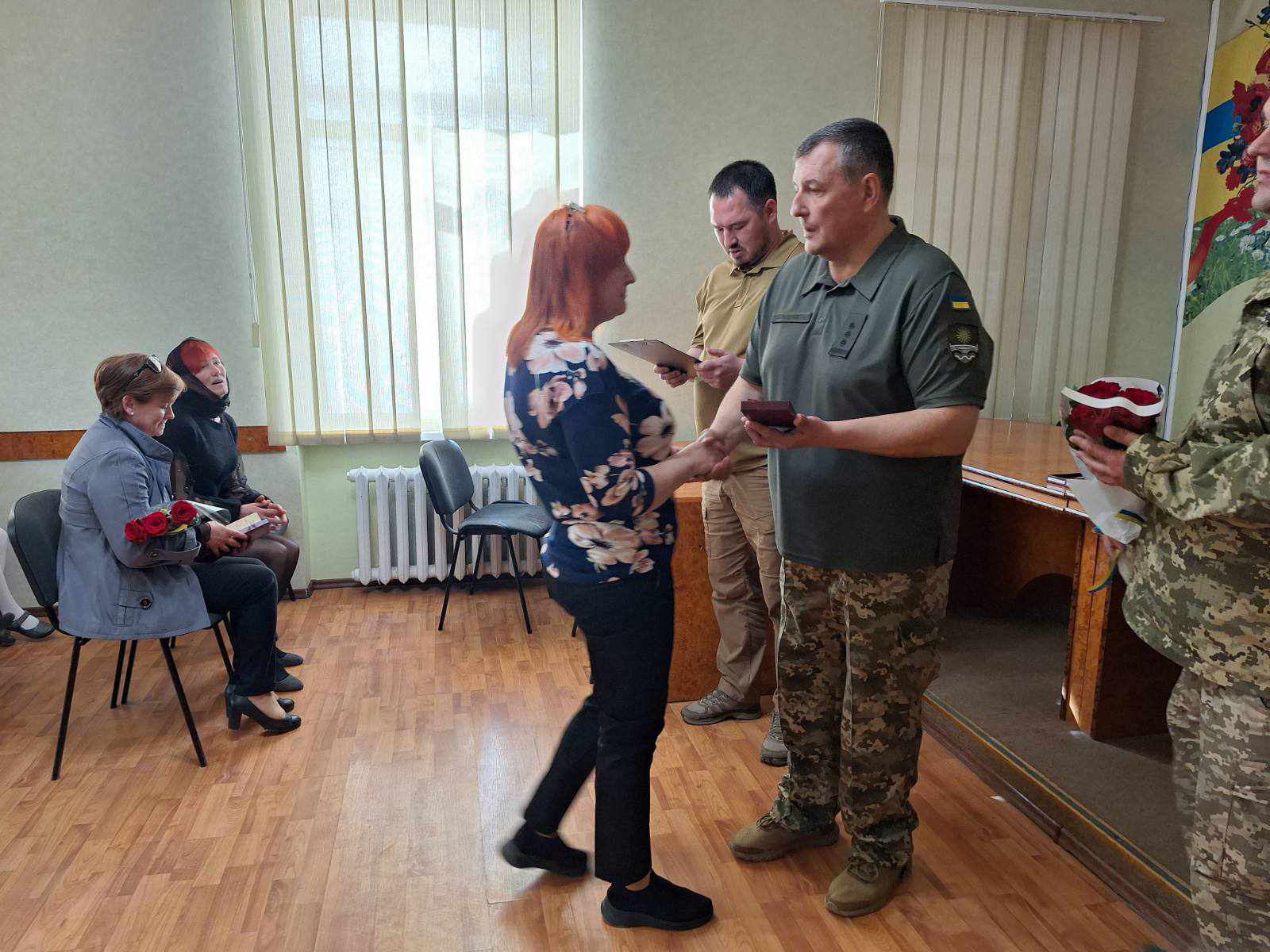 Новини Хмельницького - фото з Рідним дев’ятьох військових з Кам’янеччини вручили посмертні нагороди Возможно, это изображение 4 человека