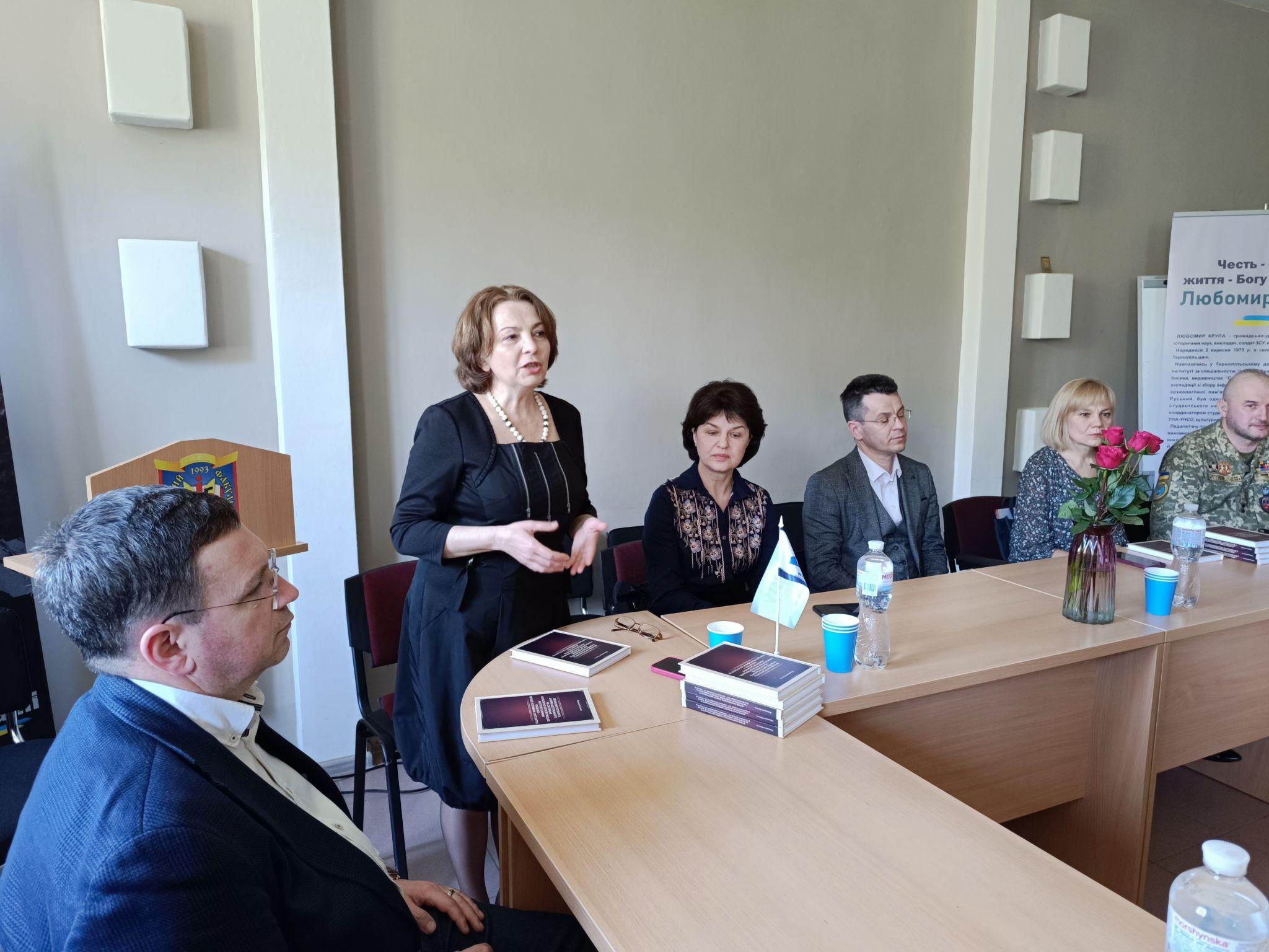 Новини Тернополя - фото з На презентації книги Любомира Крупи одногрупники і викладачі поділилися спогадами про нього