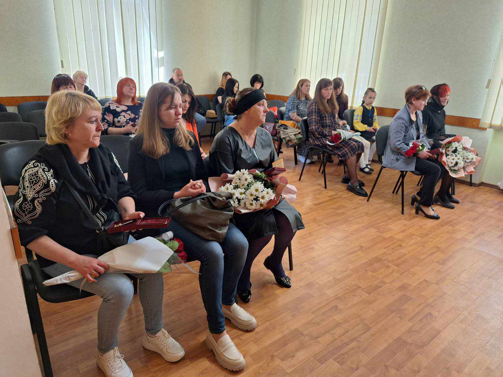 Новини Хмельницького - фото з Рідним дев’ятьох військових з Кам’янеччини вручили посмертні нагороди Возможно, это изображение 7 человек