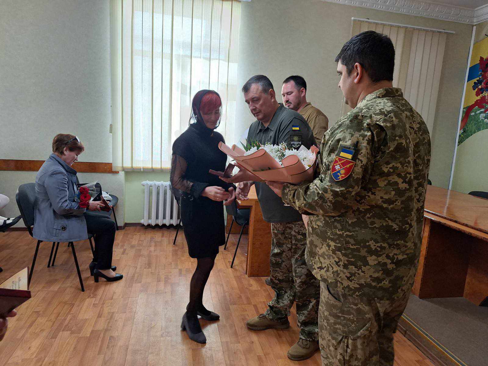 Новини Хмельницького - фото з Рідним дев’ятьох військових з Кам’янеччини вручили посмертні нагороди Возможно, это изображение 4 человека