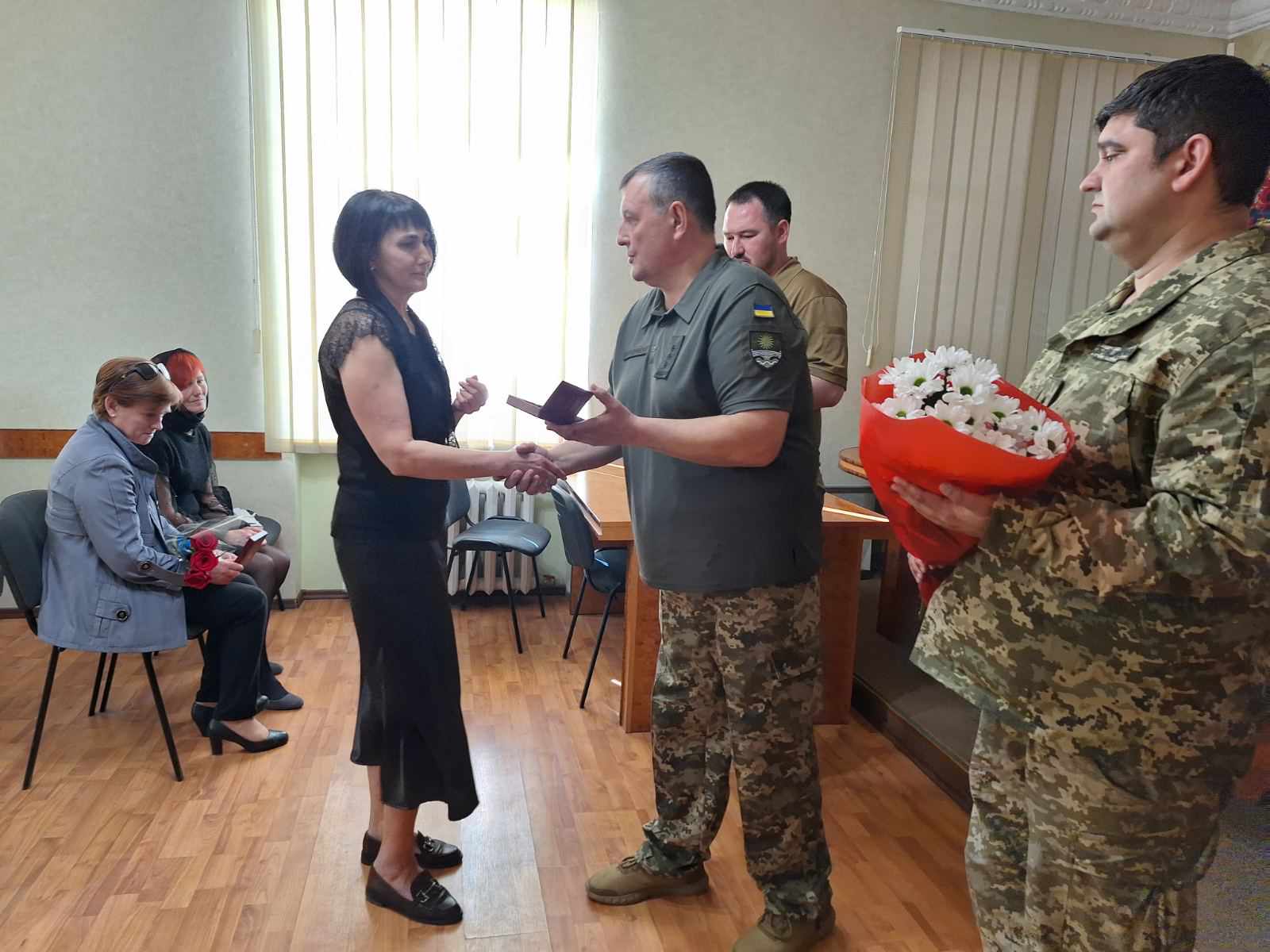 Новини Хмельницького - фото з Рідним дев’ятьох військових з Кам’янеччини вручили посмертні нагороди Возможно, это изображение 4 человека