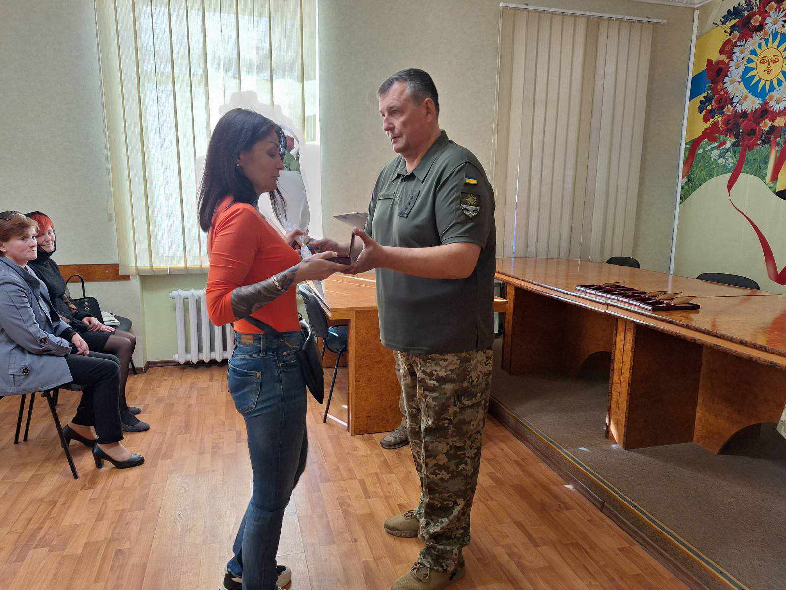 Новини Хмельницького - фото з Рідним дев’ятьох військових з Кам’янеччини вручили посмертні нагороди Возможно, это изображение 3 человека