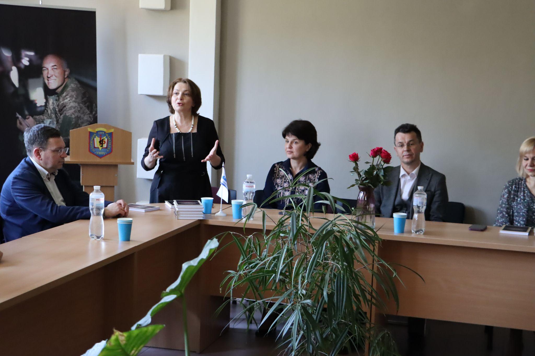 Новини Тернополя - фото з На презентації книги Любомира Крупи одногрупники і викладачі поділилися спогадами про нього