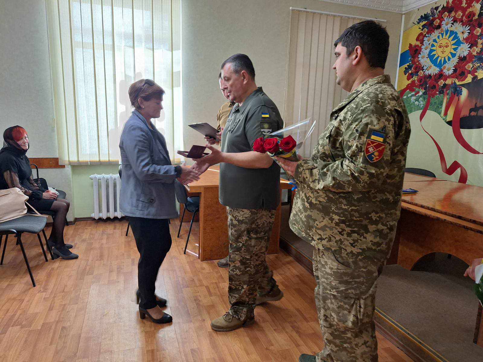 Новини Хмельницького - фото з Рідним дев’ятьох військових з Кам’янеччини вручили посмертні нагороди Возможно, это изображение 4 человека