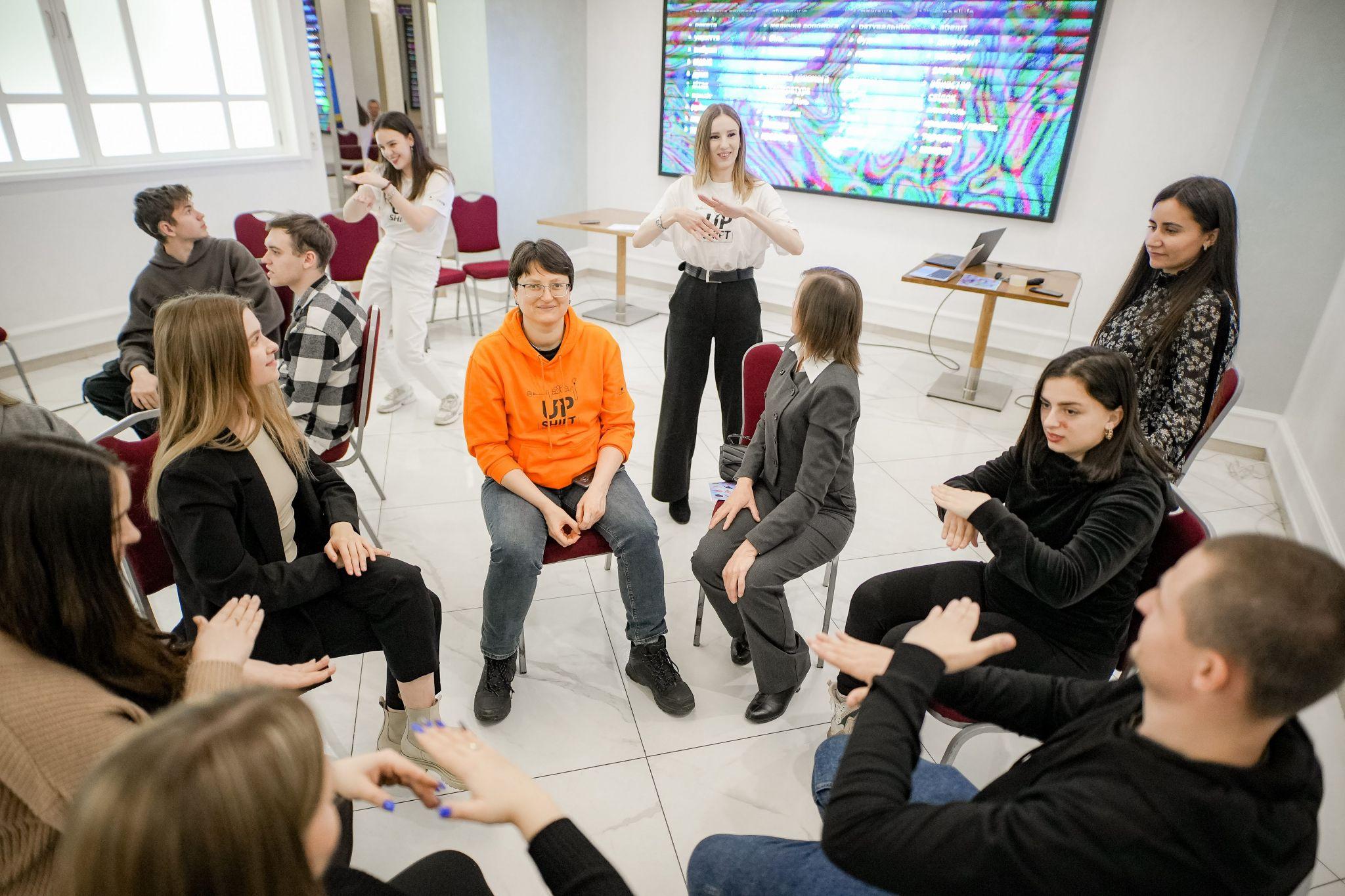 Новини Вінниці - фото з Не словом, а жестом: вінницька молодь навчає допомагати нечуючим під час війни