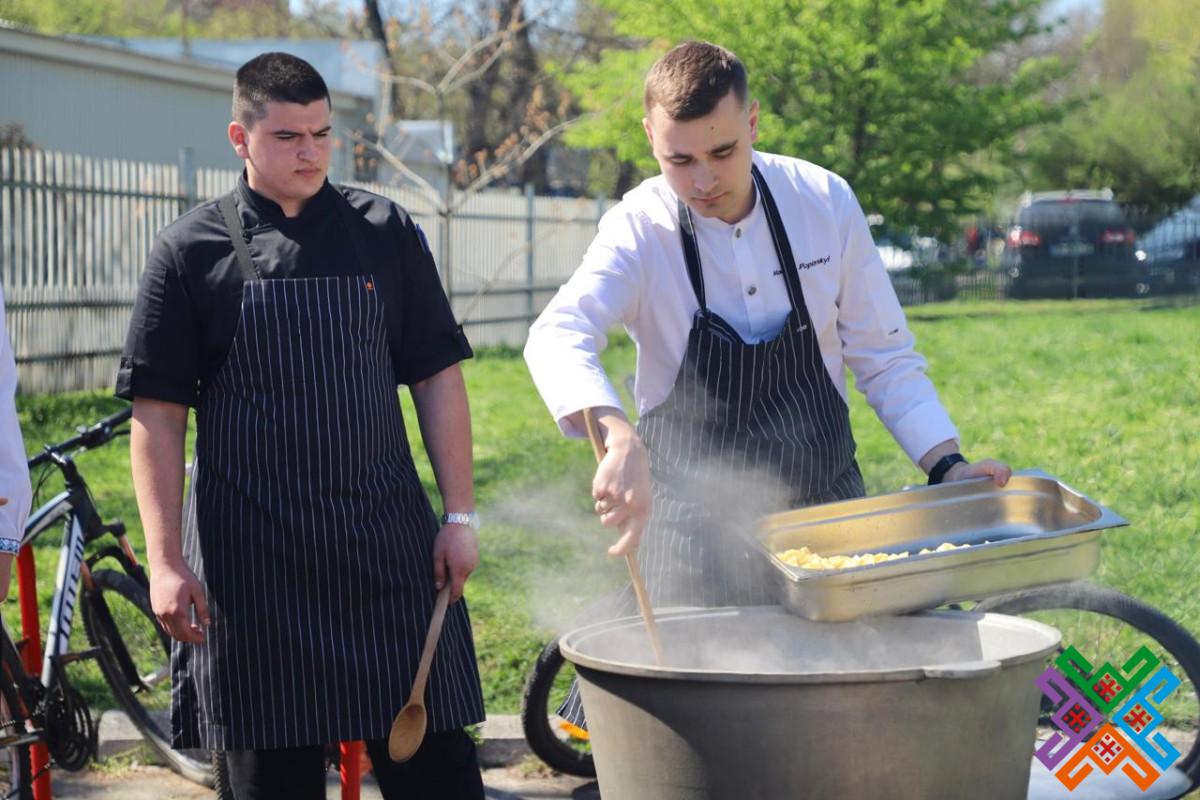 Новини Хмельницького - фото з Хмельницькі школярі встановили рекорд України, готуючи борщ (ФОТО)