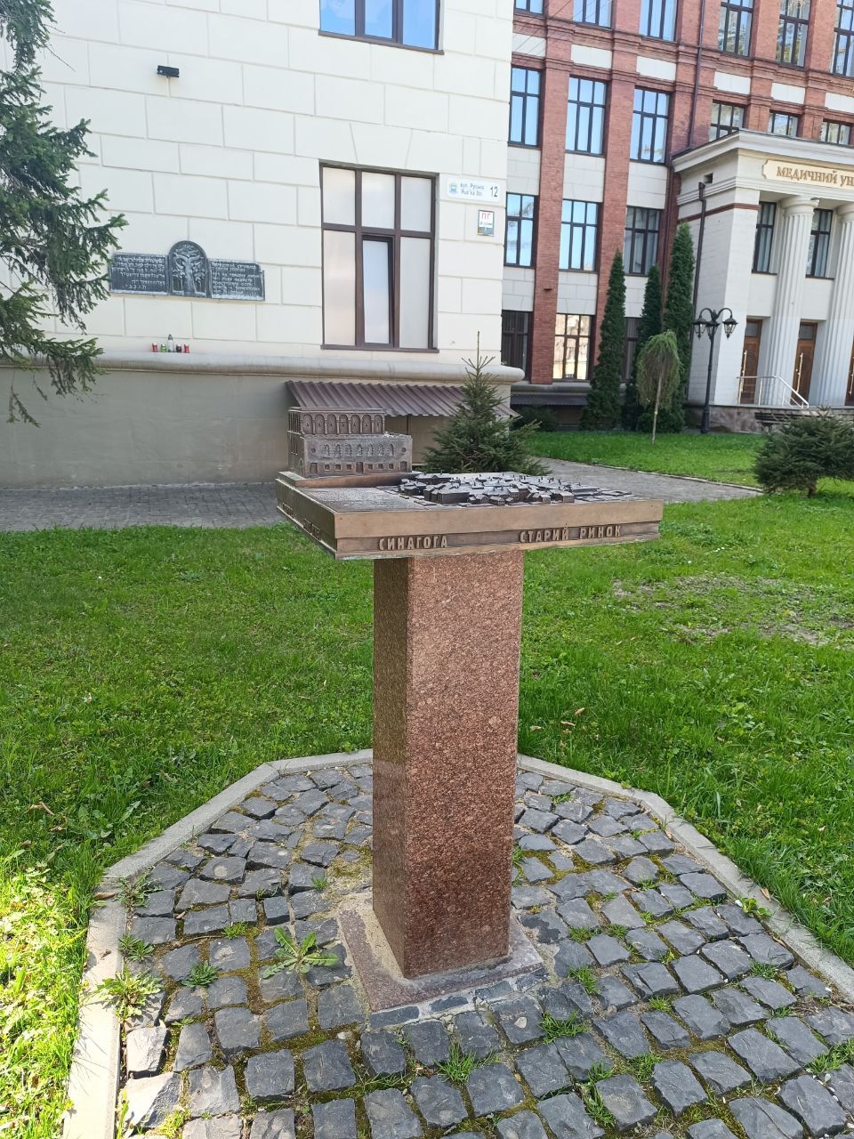 Новини Тернополя - фото з Ховаються у різних куточках міста: а ви бачили усі бронзові мініатюри в Тернополі?