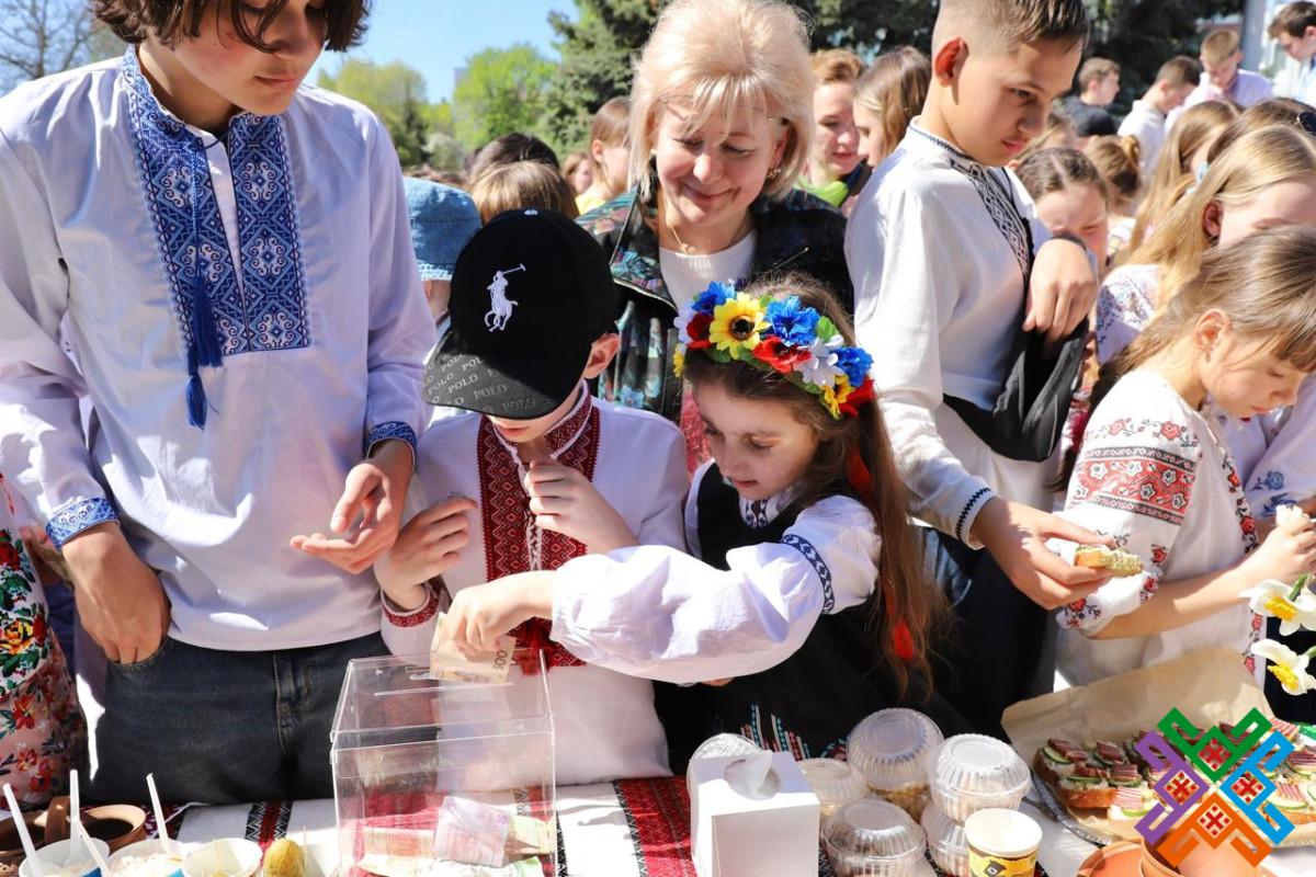 Новини Хмельницького - фото з Хмельницькі школярі встановили рекорд України, готуючи борщ (ФОТО)