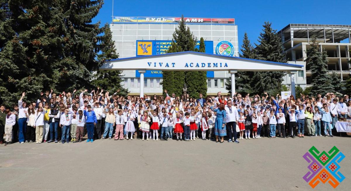 Новини Хмельницького - фото з Хмельницькі школярі встановили рекорд України, готуючи борщ (ФОТО)