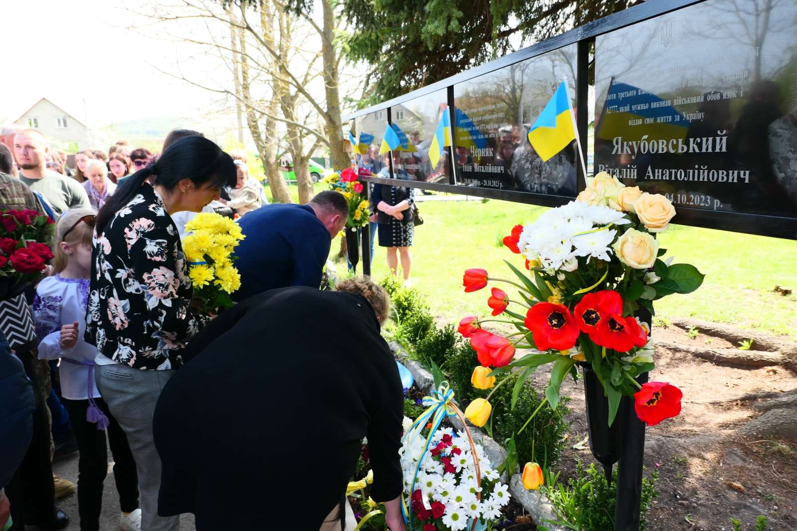 На зображенні може бути: 6 людей