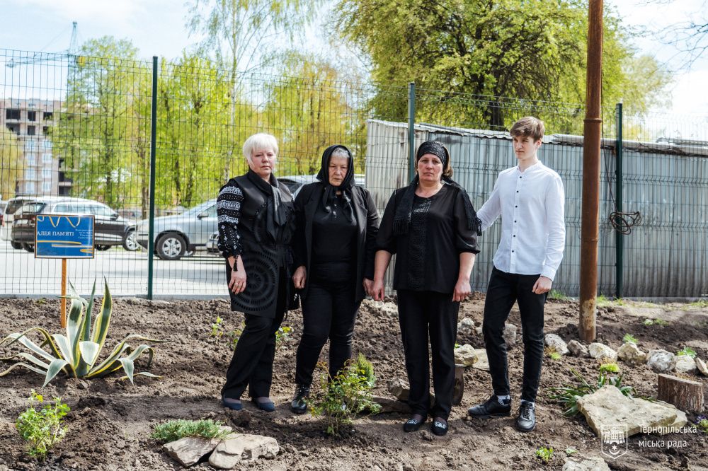 Новини Тернополя - фото з У школі №18 вшанували пам'ять випускників, які загинули у російсько-українській війні